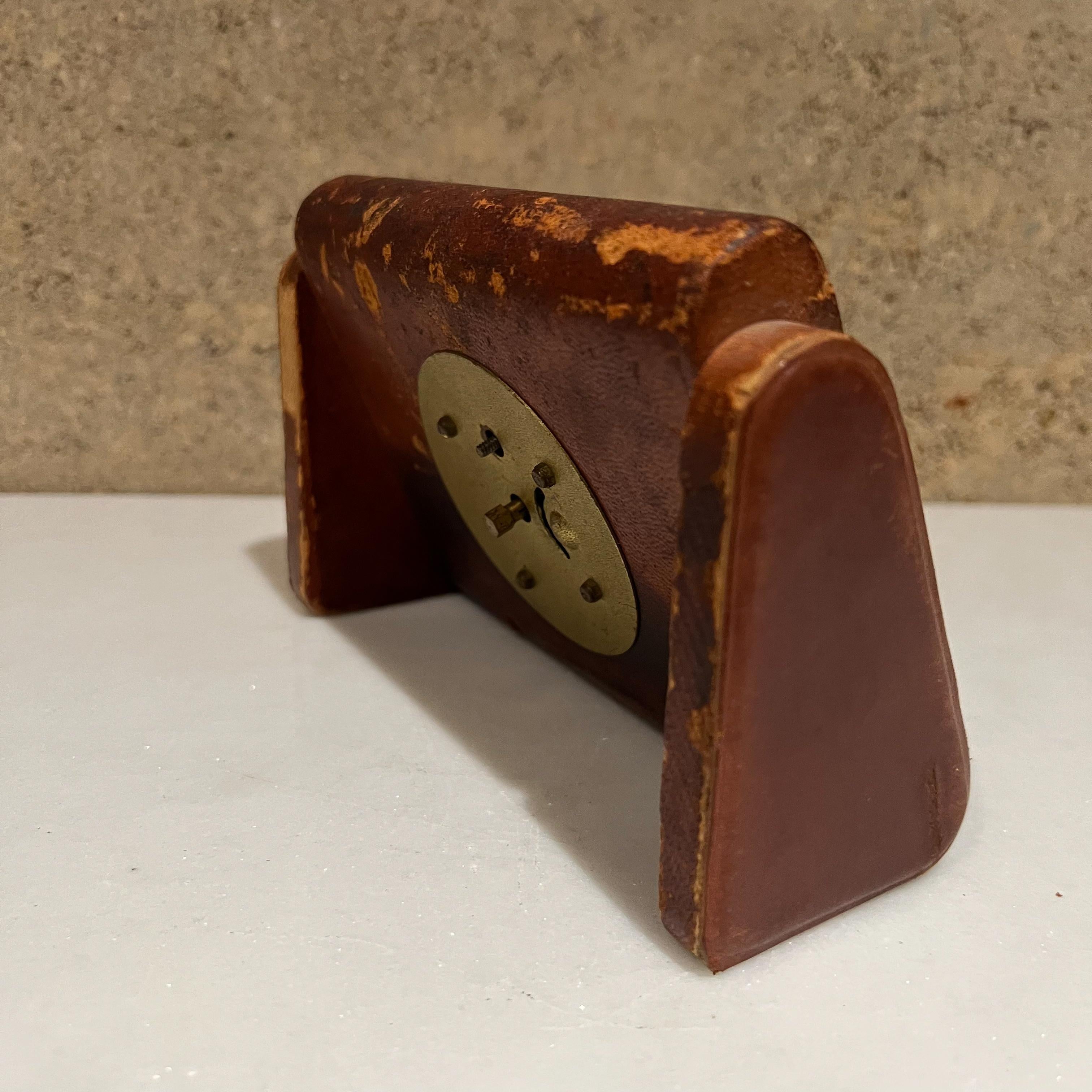 1950s Everbrite Leather Wrapped Table Desk Clock Distressed Decorative In Distressed Condition In Chula Vista, CA