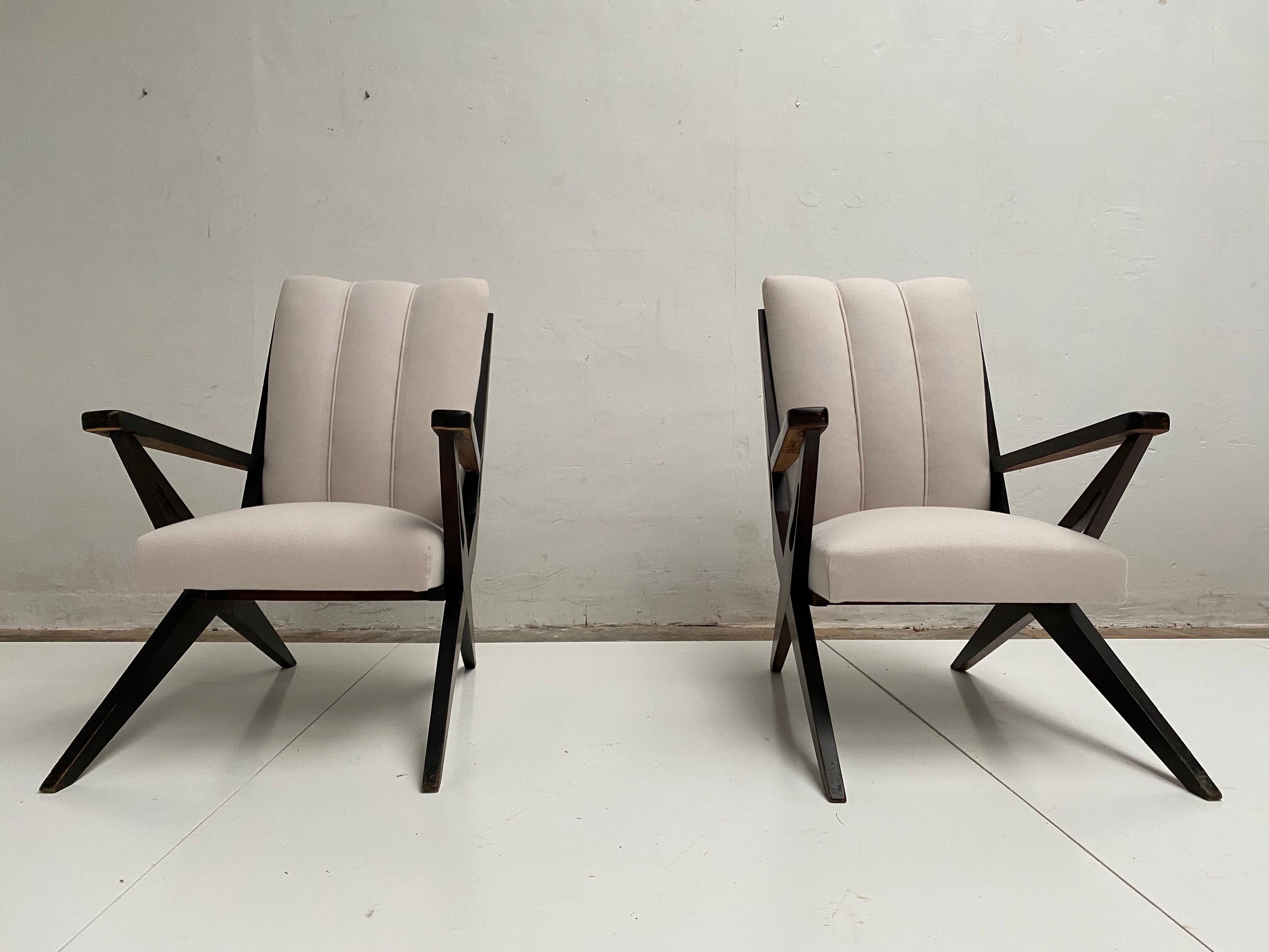 Exceptional Italian lounge chairs from the 1950s period. 

In all our experience in the field of Italian design and applied arts we have never come across this particular model before. 

The scissor form legs initially remind us of Pierre