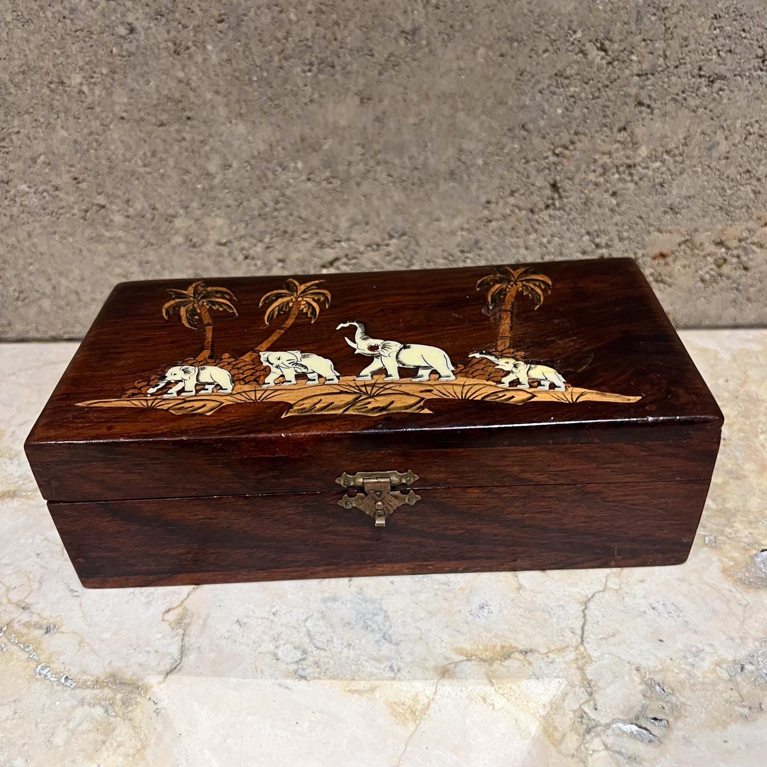 AMBIANIC presenta
1950s Vintage Caja de madera con incrustaciones de palmera elefante
2,63 alto x 8 ancho x 4,13 profundidad
Seminuevo original vintage
Consulte las imágenes