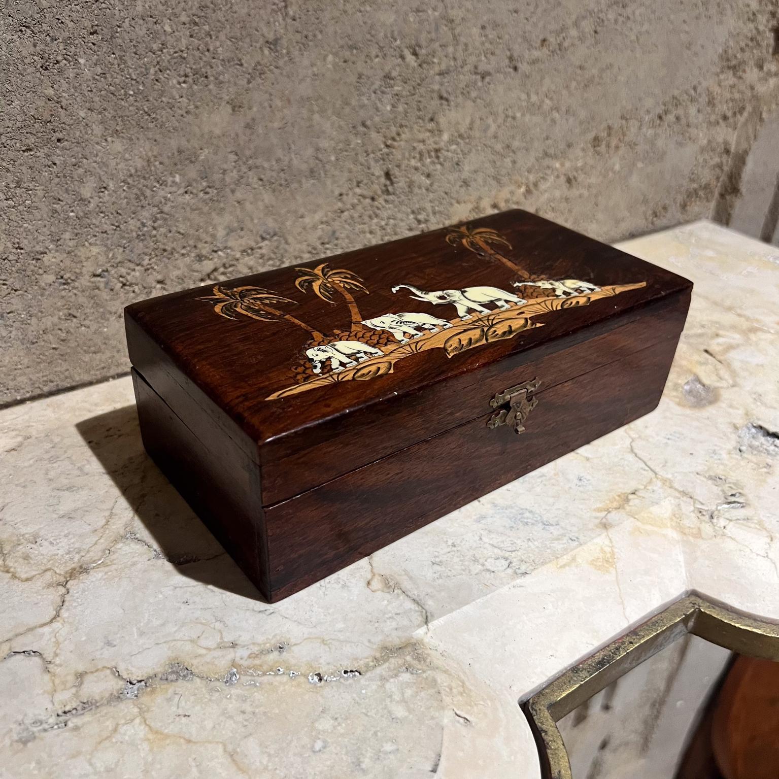 1950 Caja de madera exótica con incrustaciones Elefante Palmera Moderno de mediados de siglo en venta