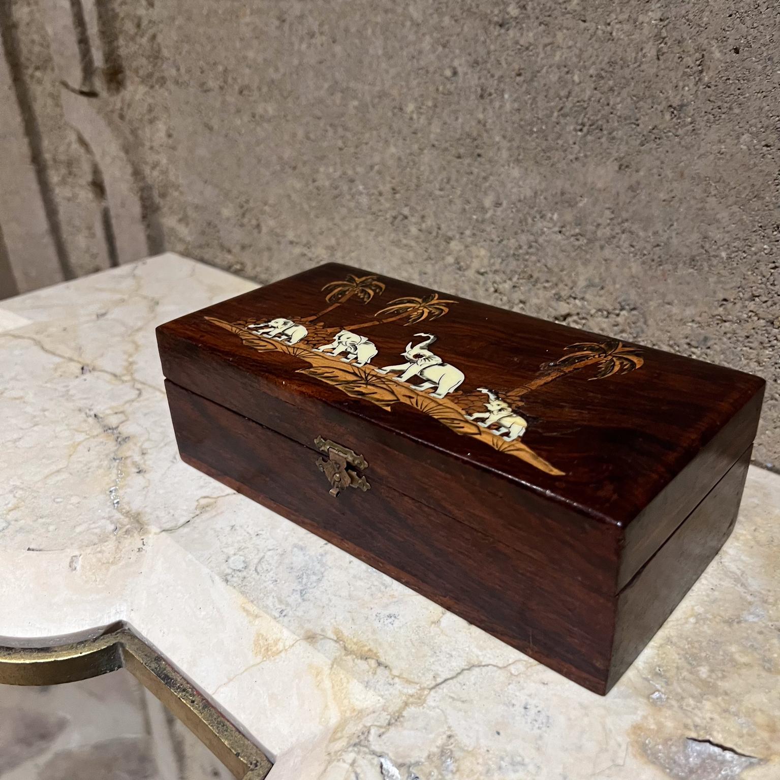 1950 Caja de madera exótica con incrustaciones Elefante Palmera en Bueno estado para la venta en Chula Vista, CA