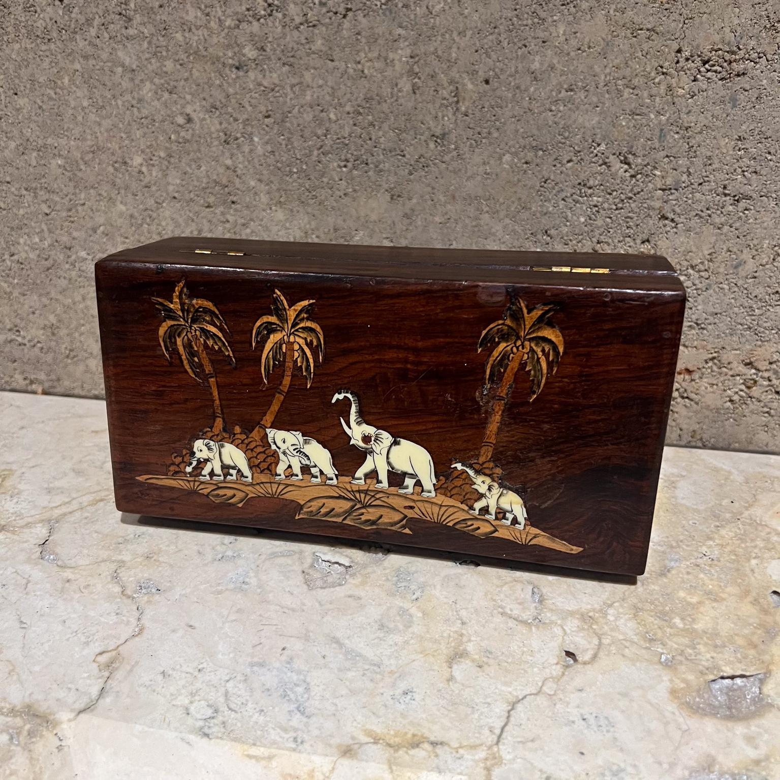 1950 Caja de madera exótica con incrustaciones Elefante Palmera siglo XX en venta