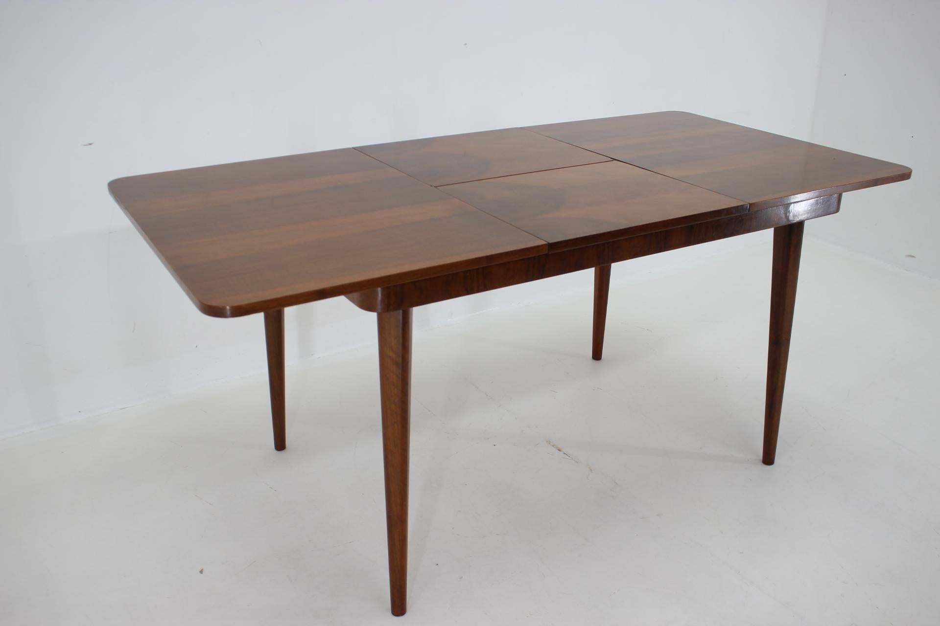 1950s Extendable Dining Table in Walnut by UP zavody, Czechoslovakia For Sale 7