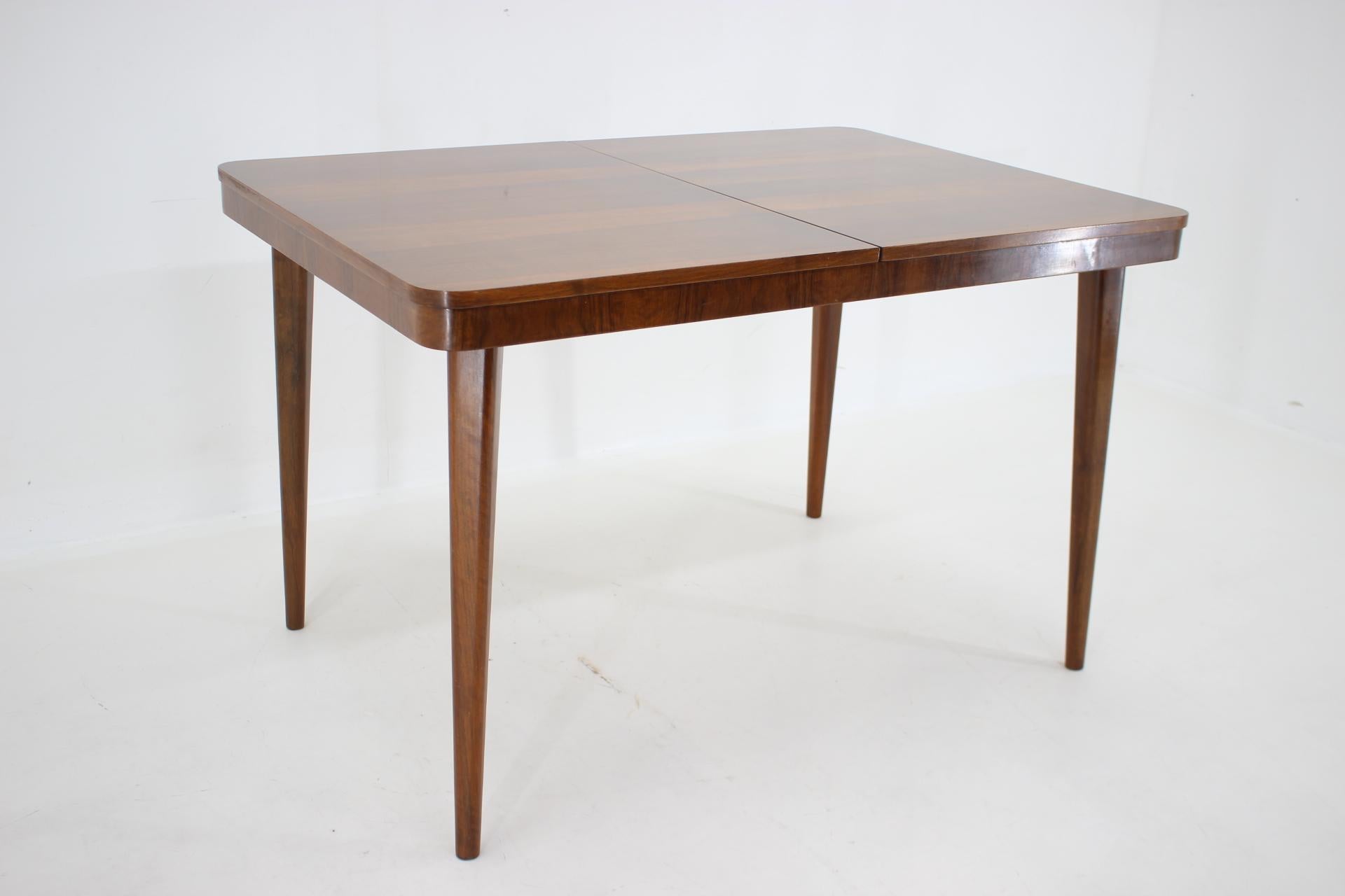 1950s Extendable Dining Table in Walnut by UP zavody, Czechoslovakia In Good Condition For Sale In Praha, CZ