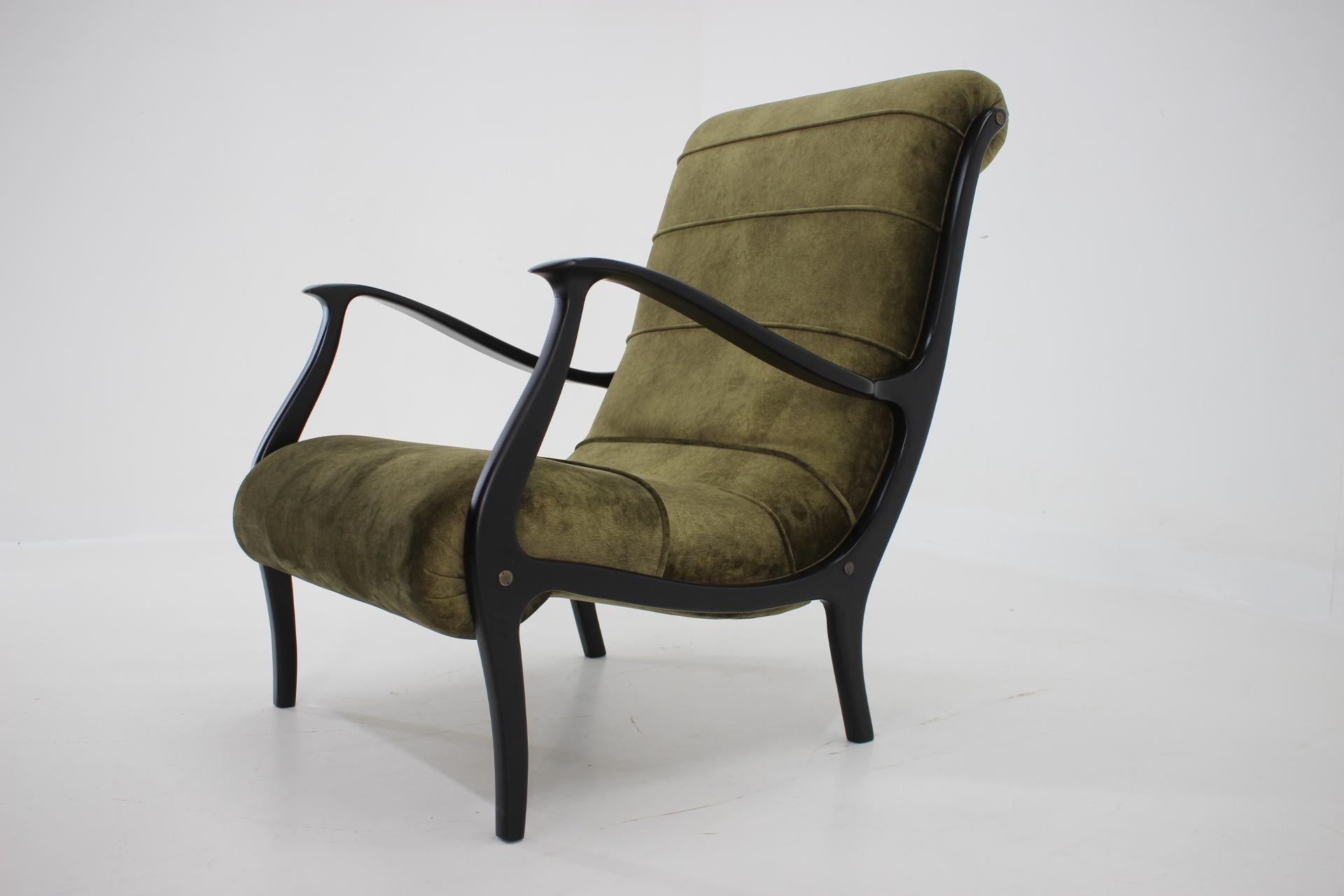 Beautiful bentwood armchair by Ezio Longhi, made in Italy in the 1950s. Compleately renovated, newly upholstered in velvet fabric with easy clean technology.