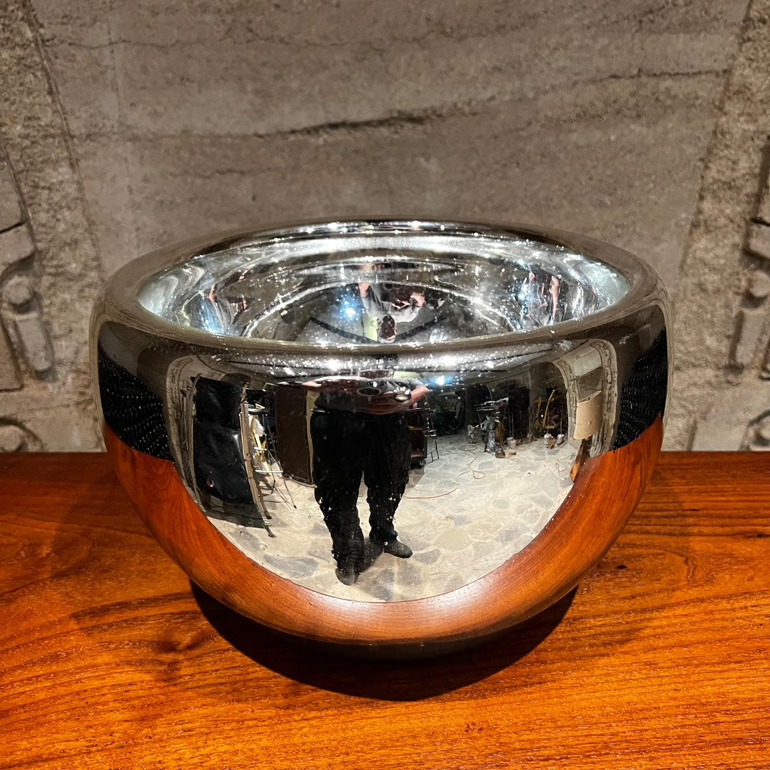 Fabulous hand blown mercury glass bowl made in Mexico, circa 1950s.
Ideal as catch all, fruit etc. decorative art.
In the Style of Luis Barragan.
Measures: 8 tall x 12 diameter.
Preowned vintage condition
Please refer to all images.