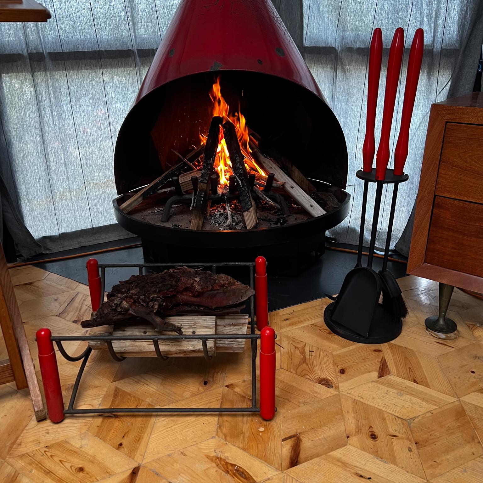 Mid-Century Modern 1950s Fabulous Modernism Red Fireplace Tool Set & Log Holder en vente