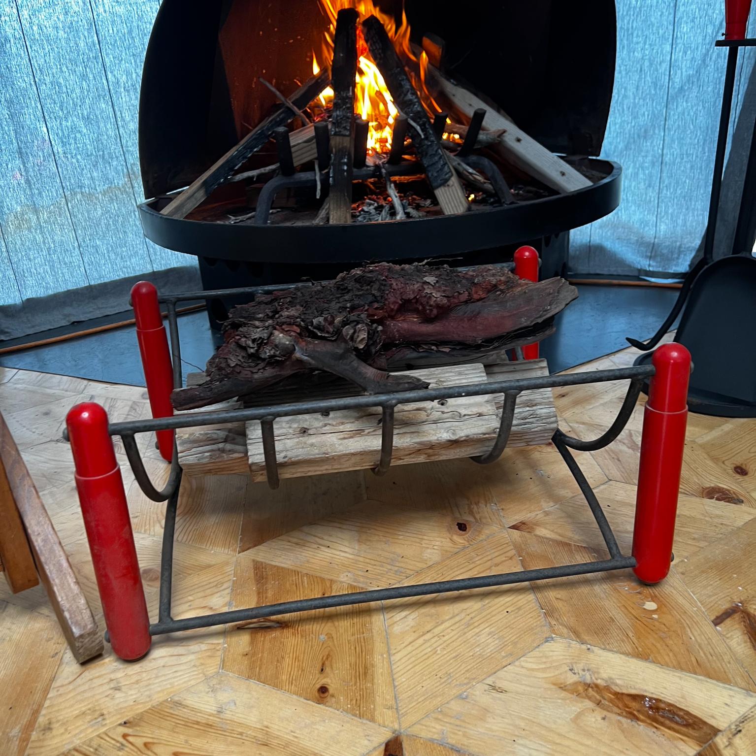 1950s Fabulous Modernism Red Fireplace Tool Set & Log Holder Bon état - En vente à Chula Vista, CA