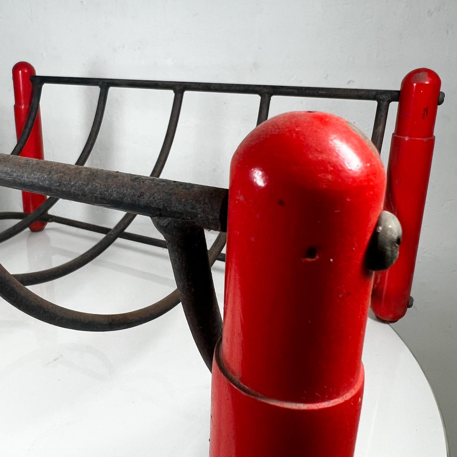 Milieu du XXe siècle 1950s Fabulous Modernism Red Fireplace Tool Set & Log Holder en vente