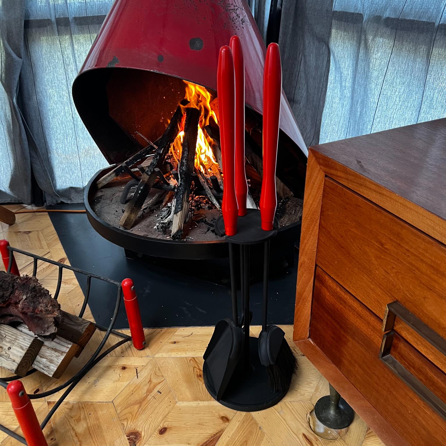 Fer 1950s Fabulous Modernism Red Fireplace Tool Set & Log Holder en vente