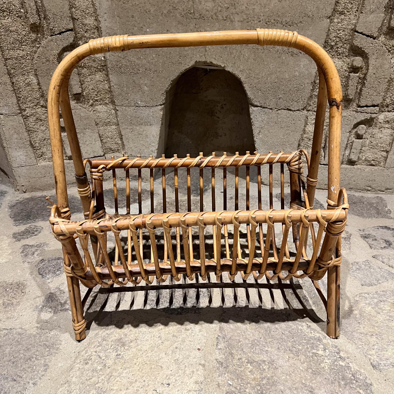 Portariviste in vimini e rattan intrecciato degli anni '50
nello stile di Franco Albini
Non segnato
20 h x 18 l x 12,5
Condizioni vintage originali usate
Visualizza tutte le immagini fornite