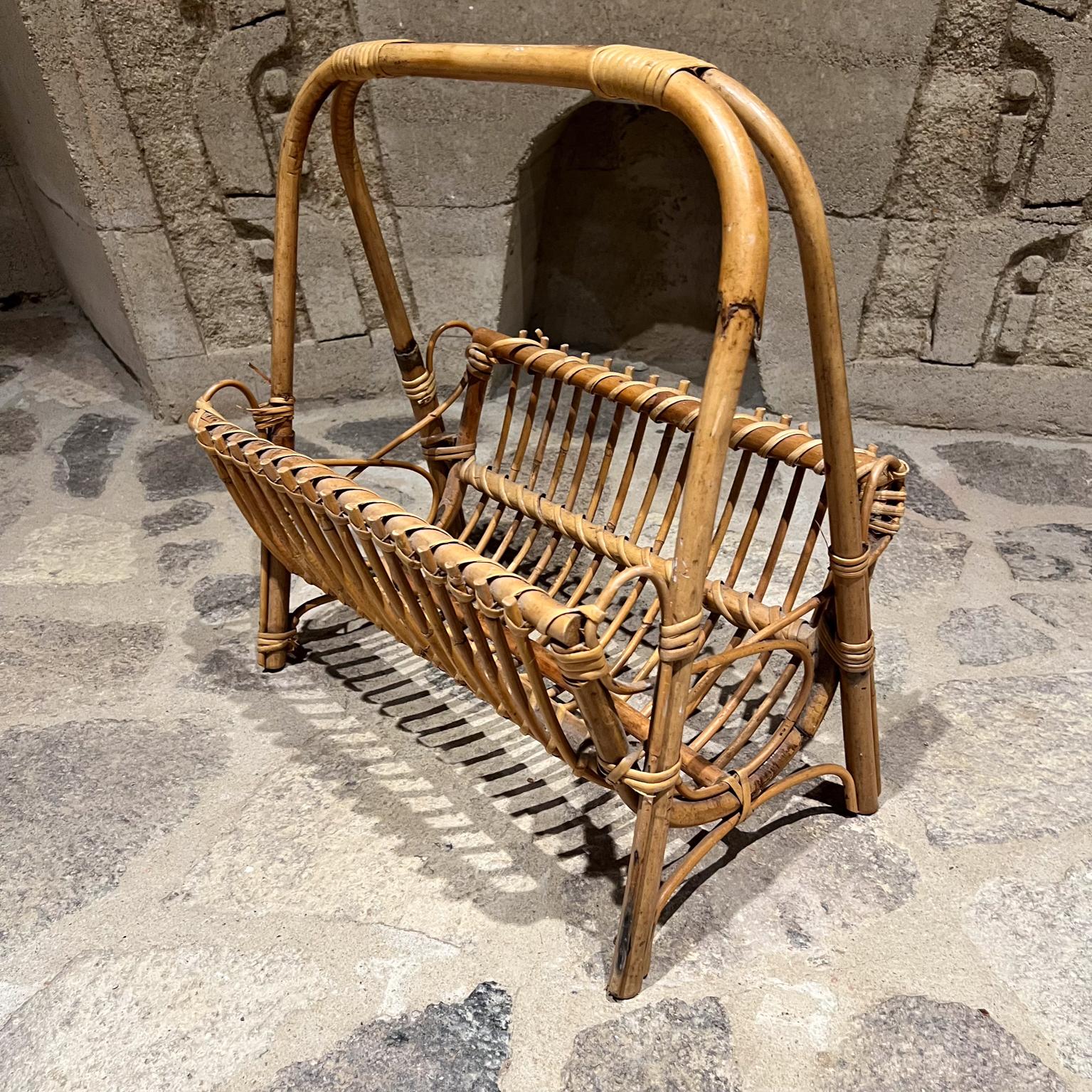 Mid-Century moderno 1950 Favoloso portariviste in vimini e rattan stile Franco Albini in vendita