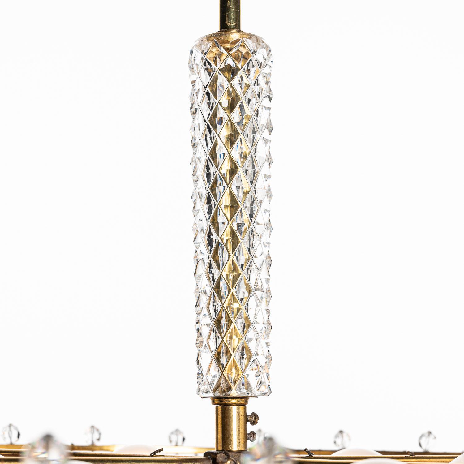 1950s Faceted Crystal Glass and Brass Chandelier attributed to Lobmeyr For Sale 5