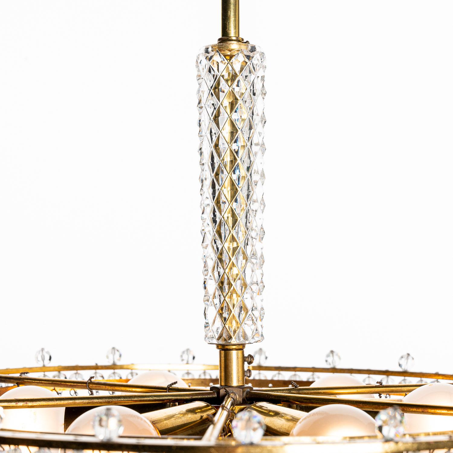 Austrian 1950s Faceted Crystal Glass and Brass Chandelier attributed to Lobmeyr For Sale