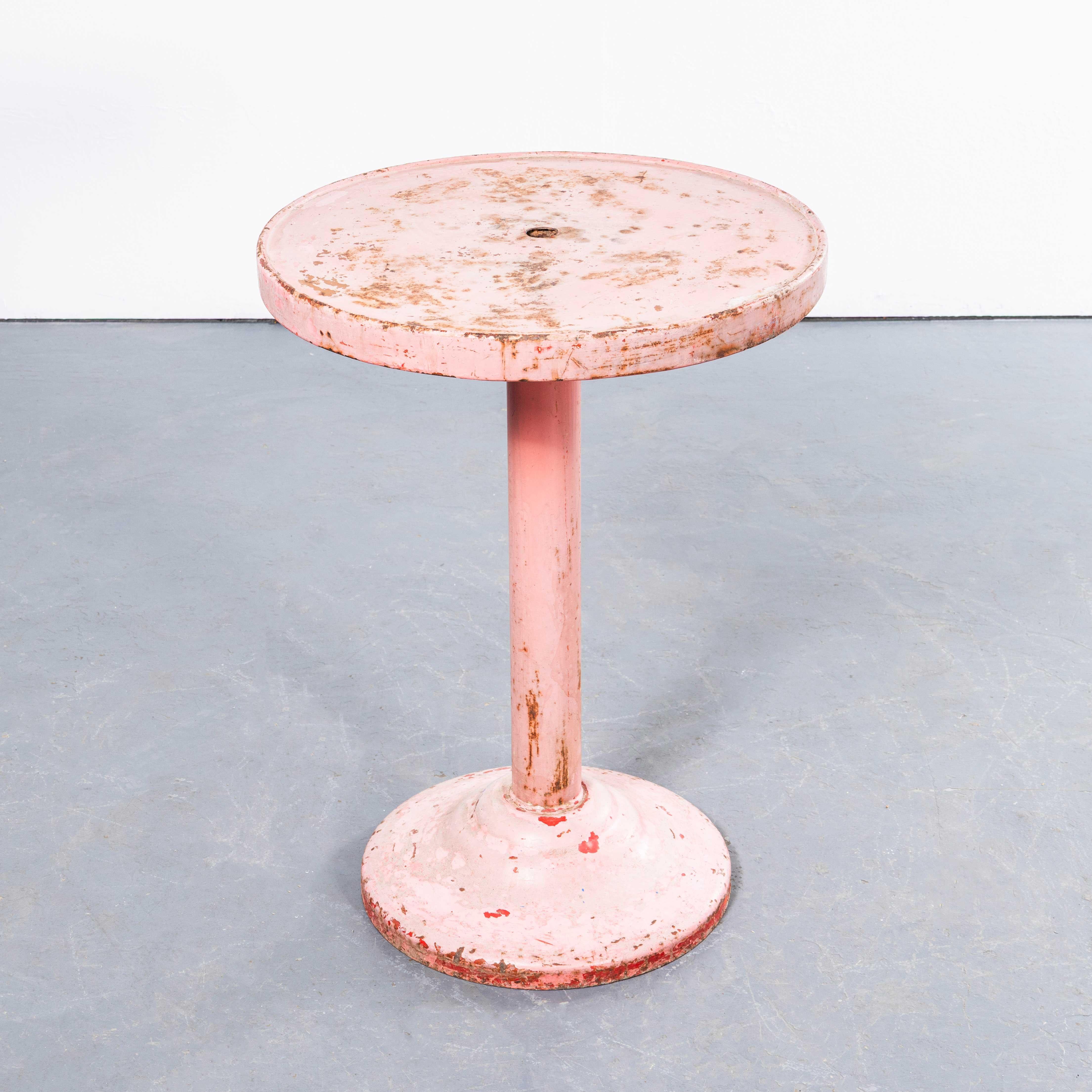 Table d'appoint ou de salle à manger ronde Tolix rouge délavé des années 1950. 

Tolix est l'une de nos entreprises préférées. En 1907, le Français Xavier Pauchard découvre qu'il peut protéger la tôle de la rouille en la plongeant dans du zinc fondu