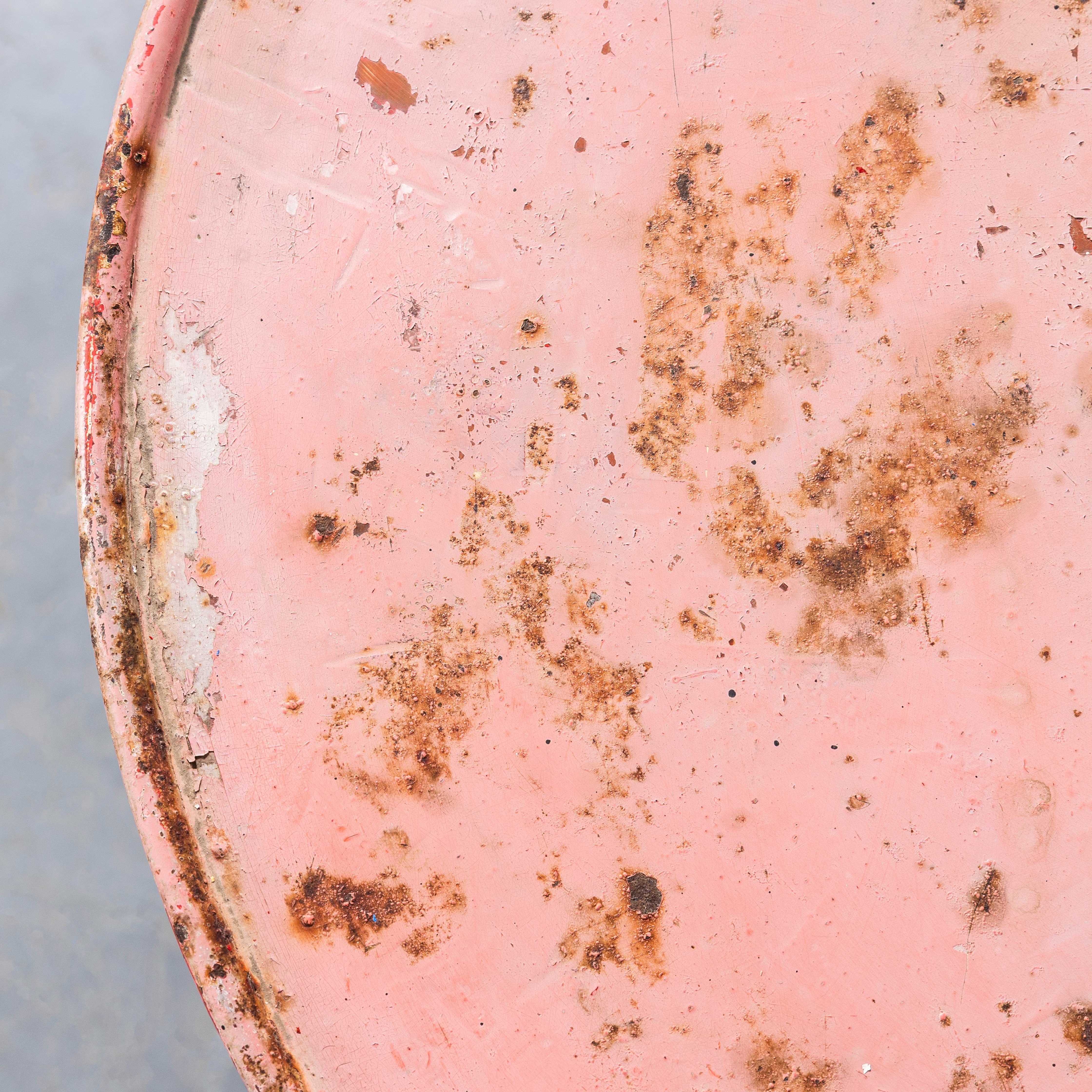 Milieu du XXe siècle Table d'appoint ou de salle à manger ronde Tolix rouge délavé des années 1950 en vente