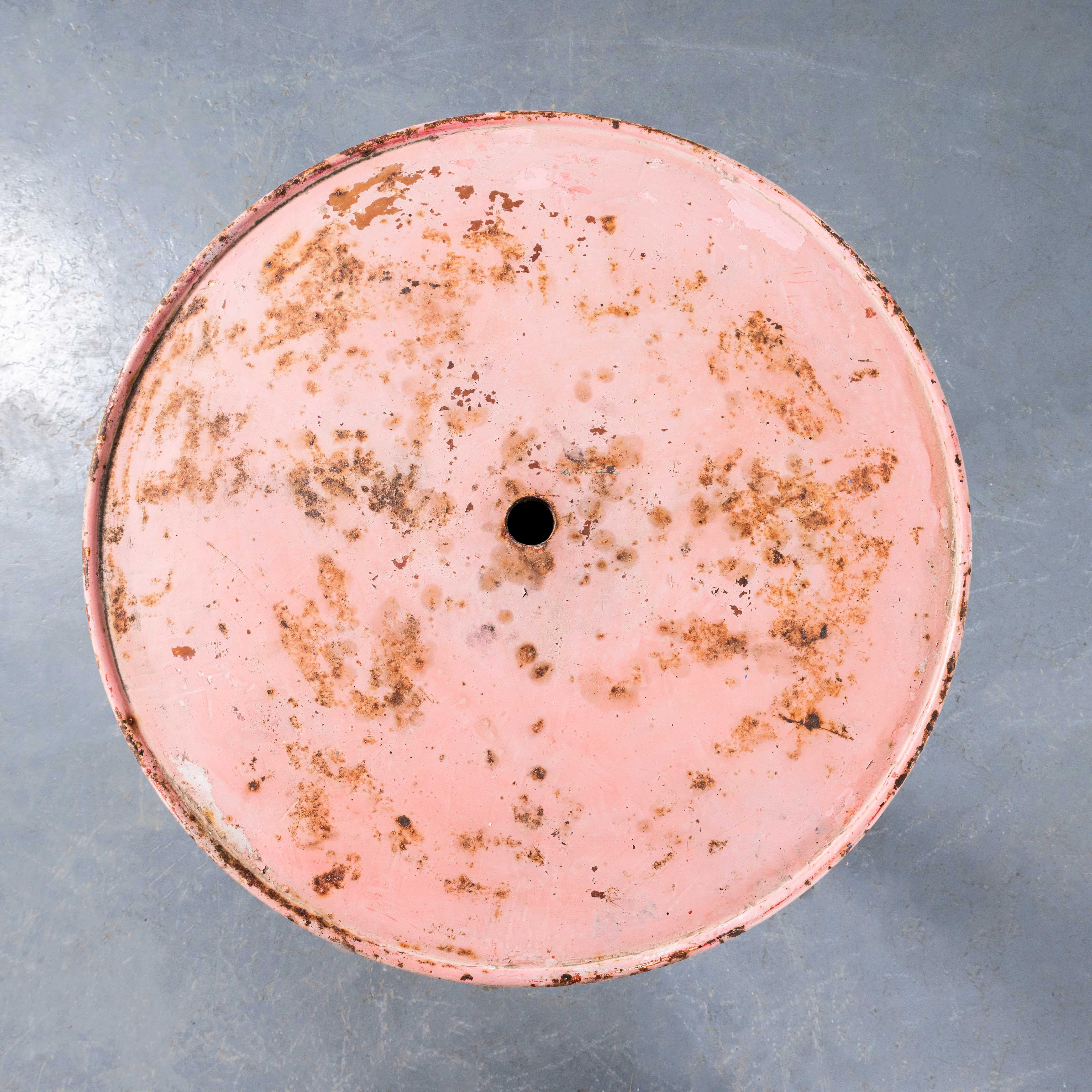 Acier Table d'appoint ou de salle à manger ronde Tolix rouge délavé des années 1950 en vente