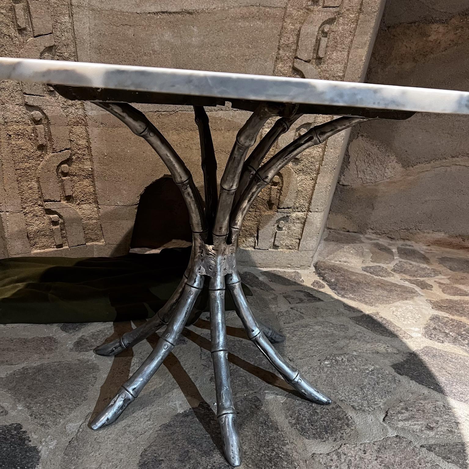 1950s Faux Bamboo Aluminum Pedestal Marble Dining Table Mexico In Good Condition For Sale In Chula Vista, CA
