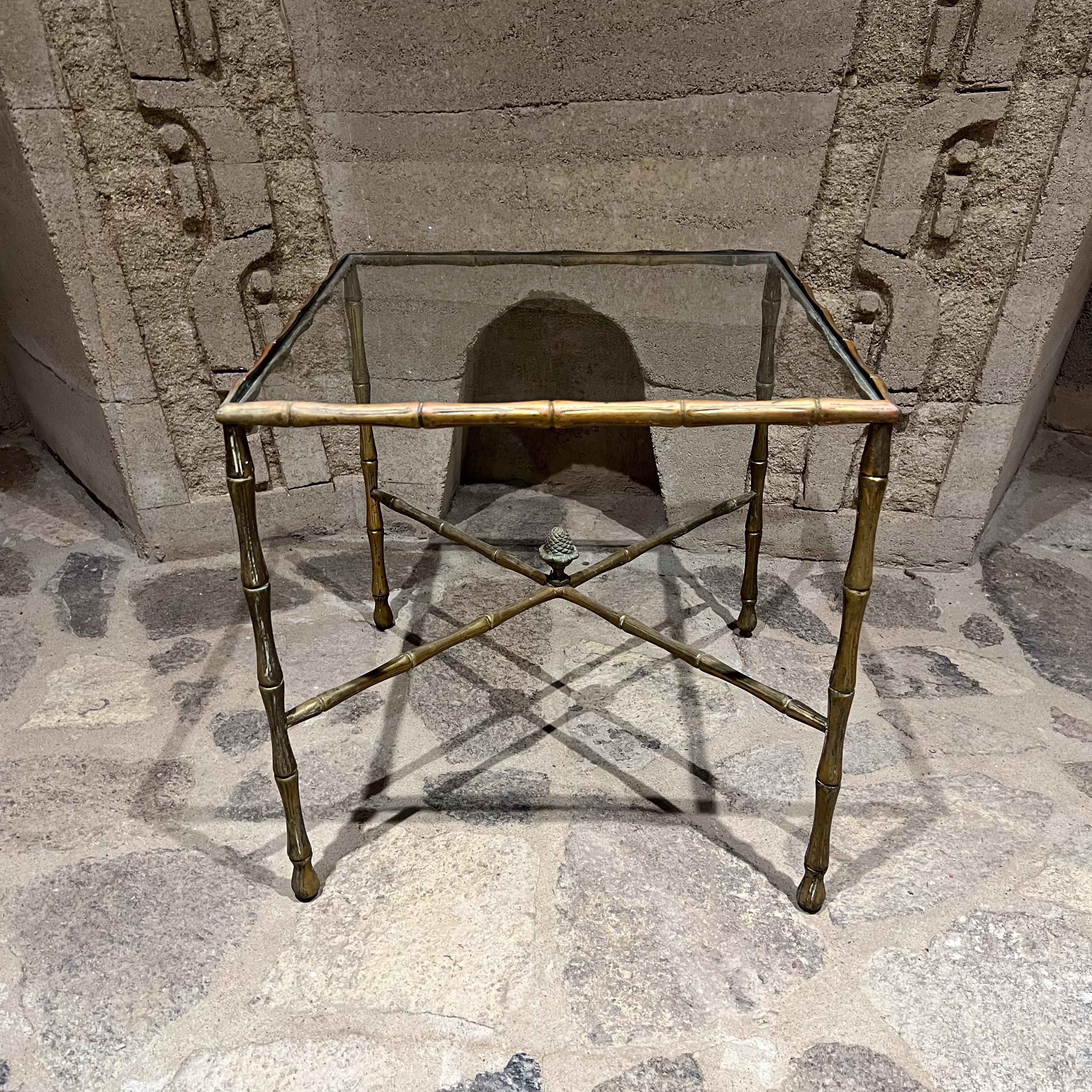 AMBIANIC präsentiert
1950er Jahre Faux Bambus Quadrat Messing Beistelltisch zugeschrieben Arturo Pani.
Mexiko 
ohne Vorzeichen
19,5 h x 20 x 20
Originaler gebrauchter Vintage-Zustand mit neuer Glasplatte.
Sehr elegante Präsentation - siehe