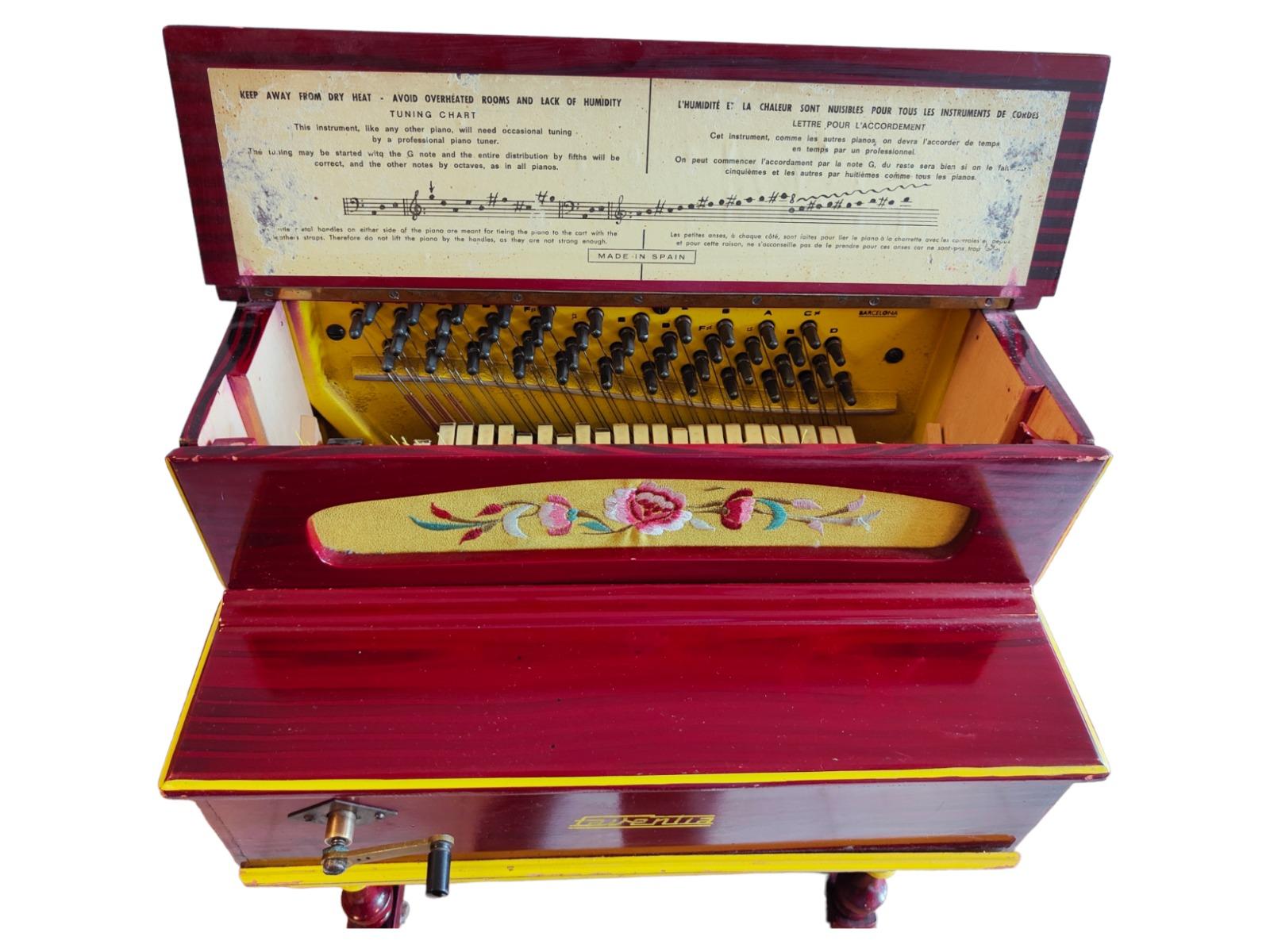 1950er Faventia-Orgel Spanische Orgel, hergestellt in Barcelona von: Faventia sie ist in gutem Allgemeinzustand, vollständig und funktionsfähig.
Guter Zustand.