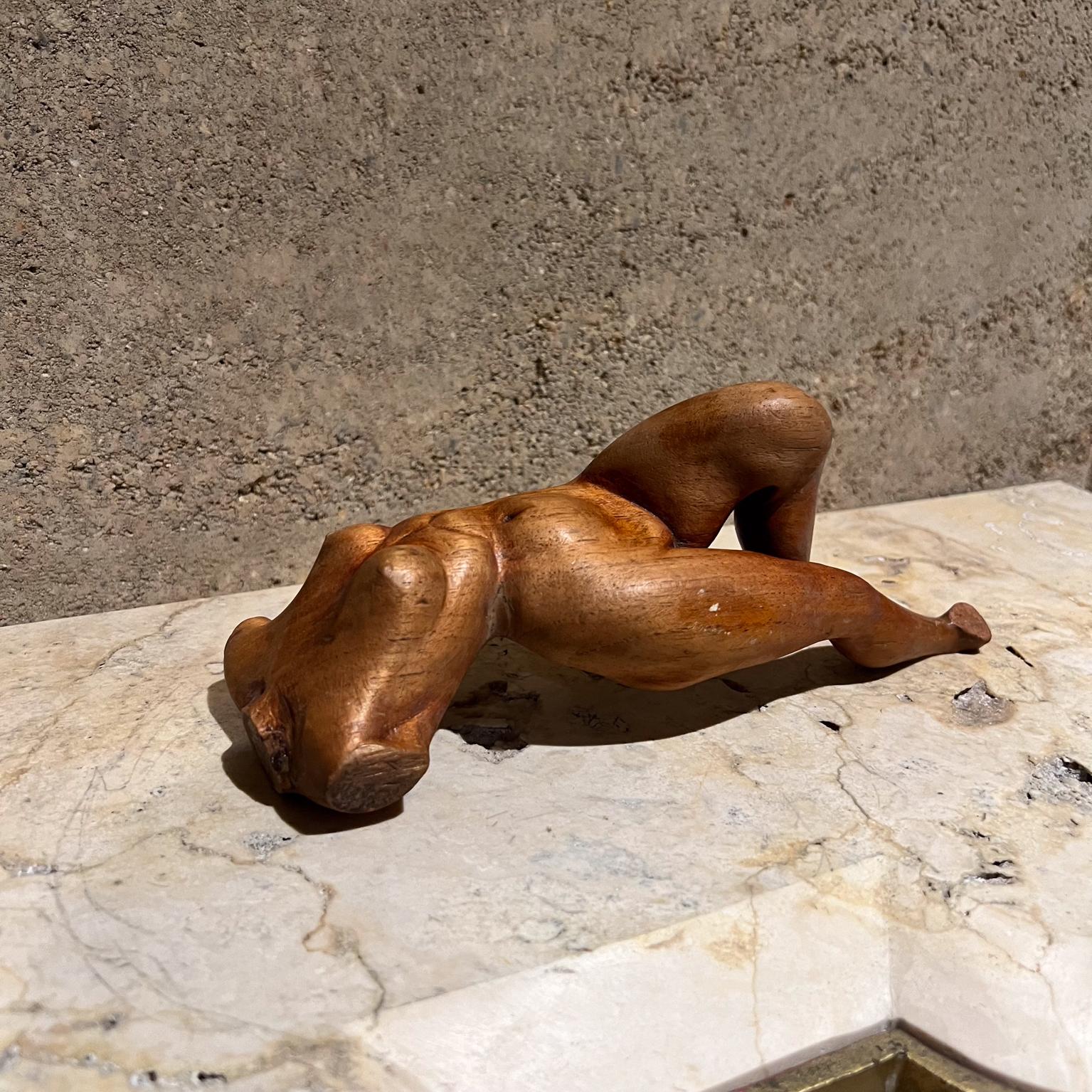 Escultura desnuda femenina de madera de caoba tallada a mano
9 largo x 3 ancho x 4,5 fondo
Vintage original, consulta las imágenes de la lista, por favor.