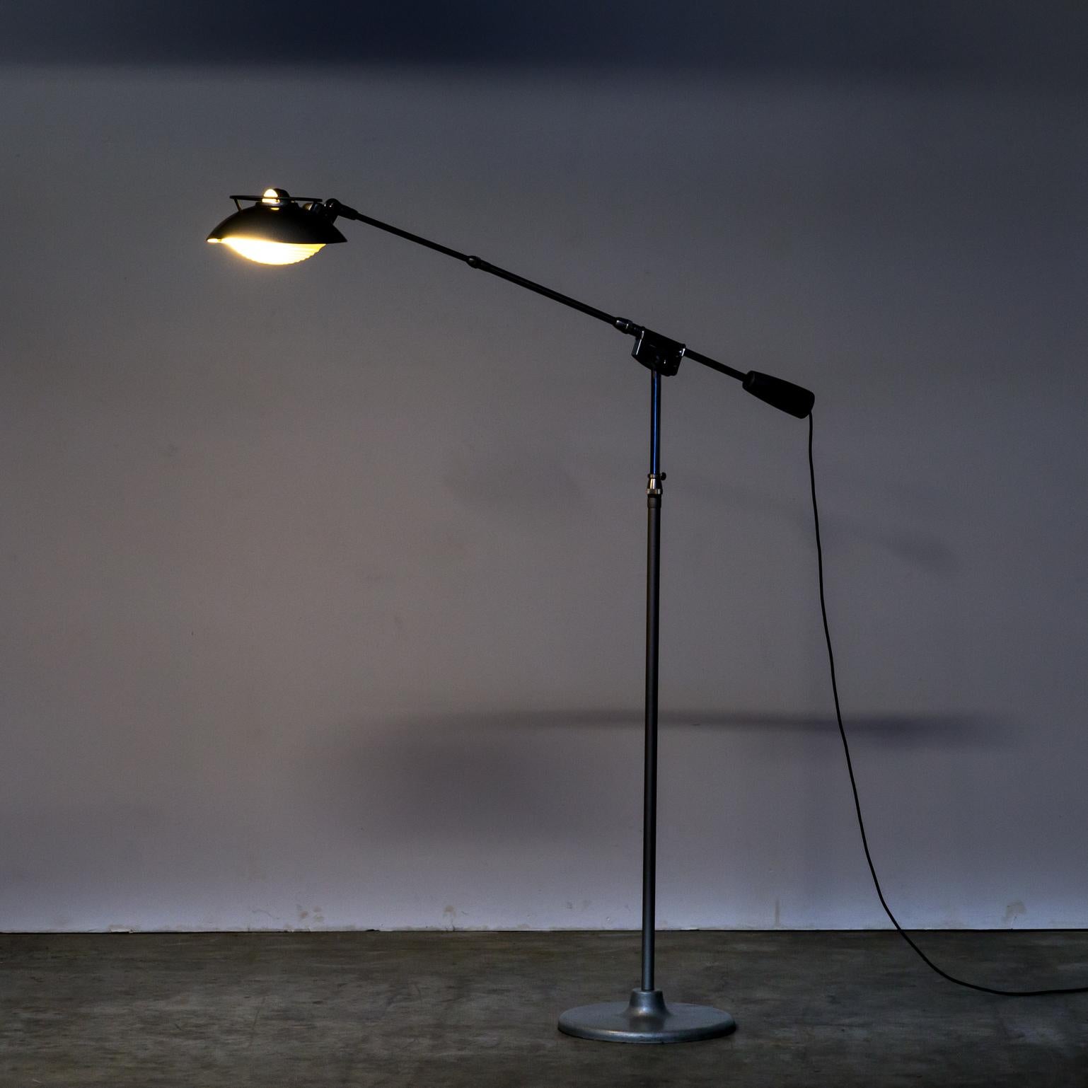 1950s Ferdinand Solère floor lamp ‘model 219S’ for Solere. The Solère floor lamp 219S was designed in 1950 by the French designer Ferdinand Solère. The light is also known as the “light machine”. This Industrial lamp has a telescopic arm and is