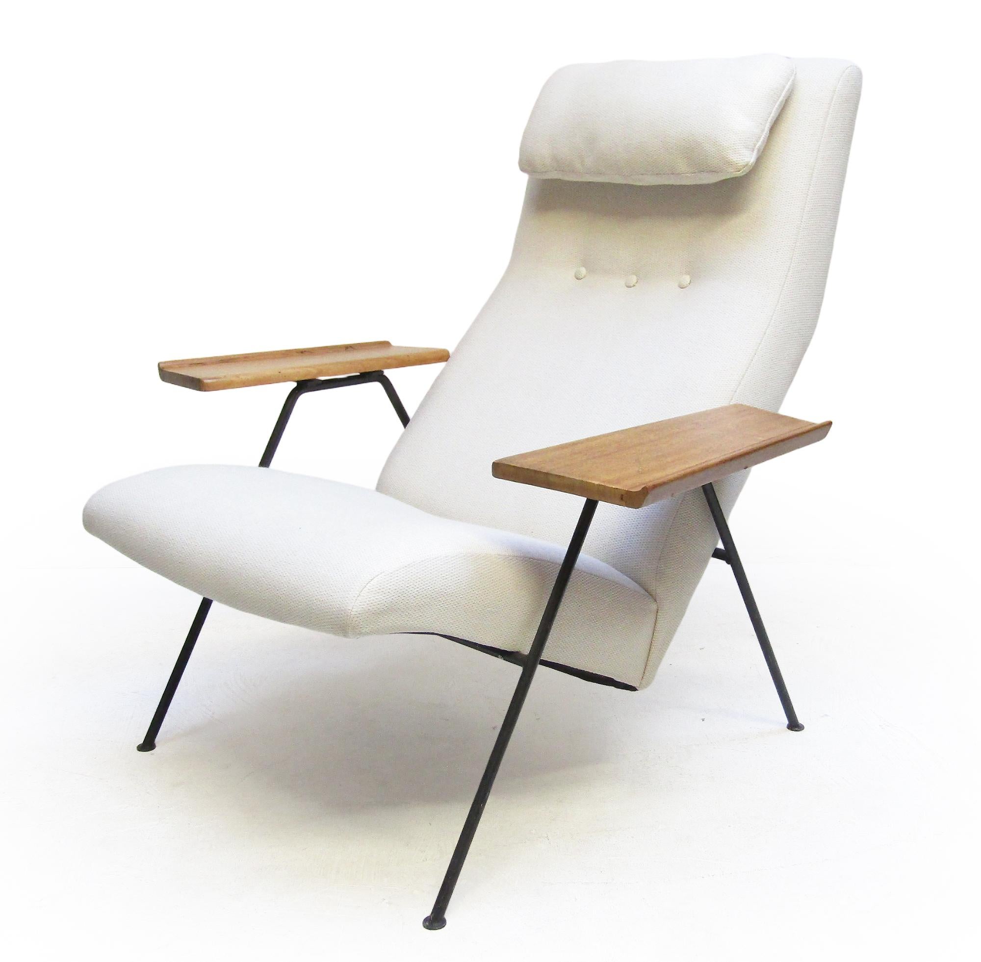 1950s Festival Of Britain Reclining Lounge Chair By Robin Day For Hille In Good Condition For Sale In Shepperton, Surrey