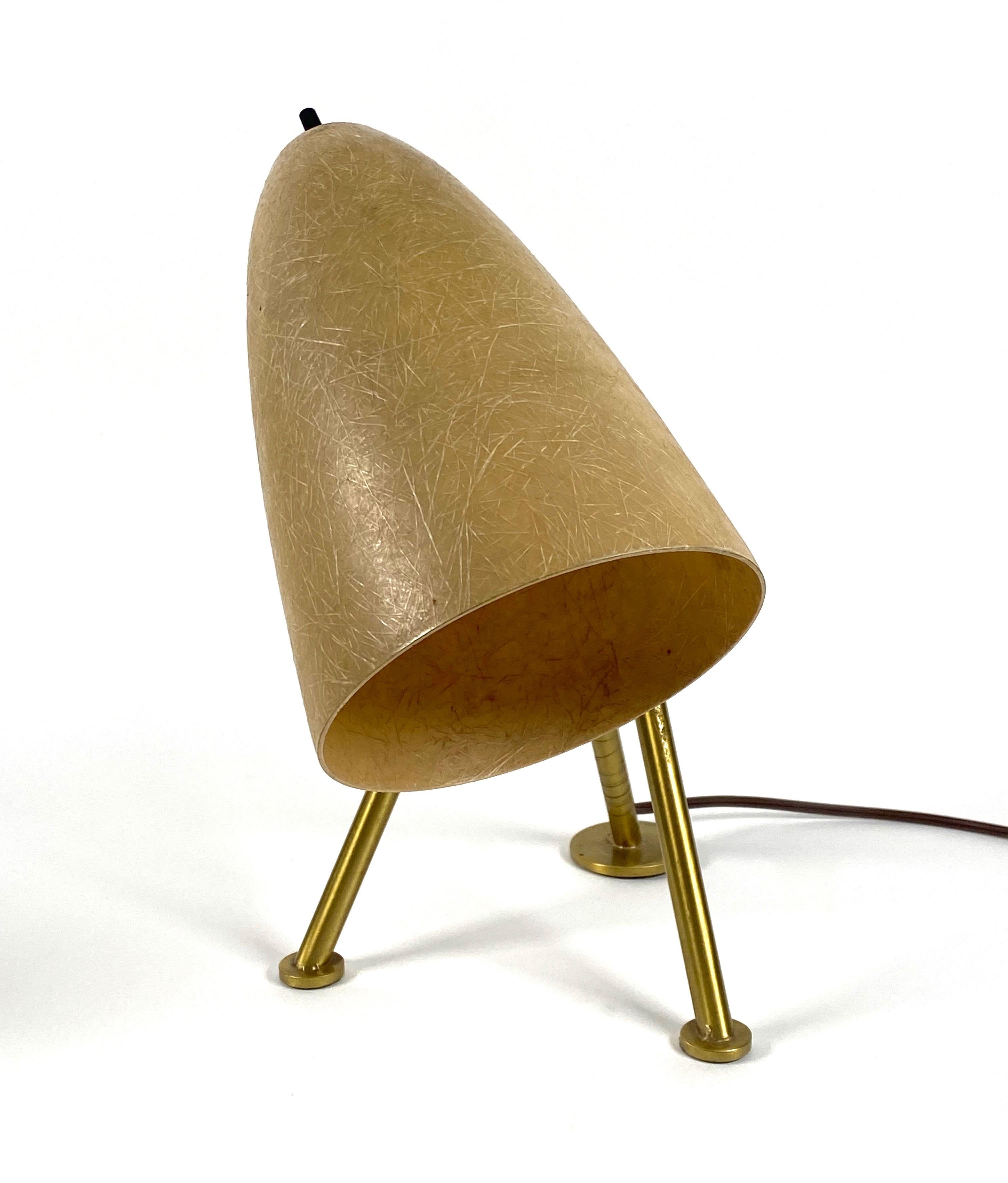 Mid-Century Modern Lampe de table Sauterelle en fibre de verre et laiton des années 1950