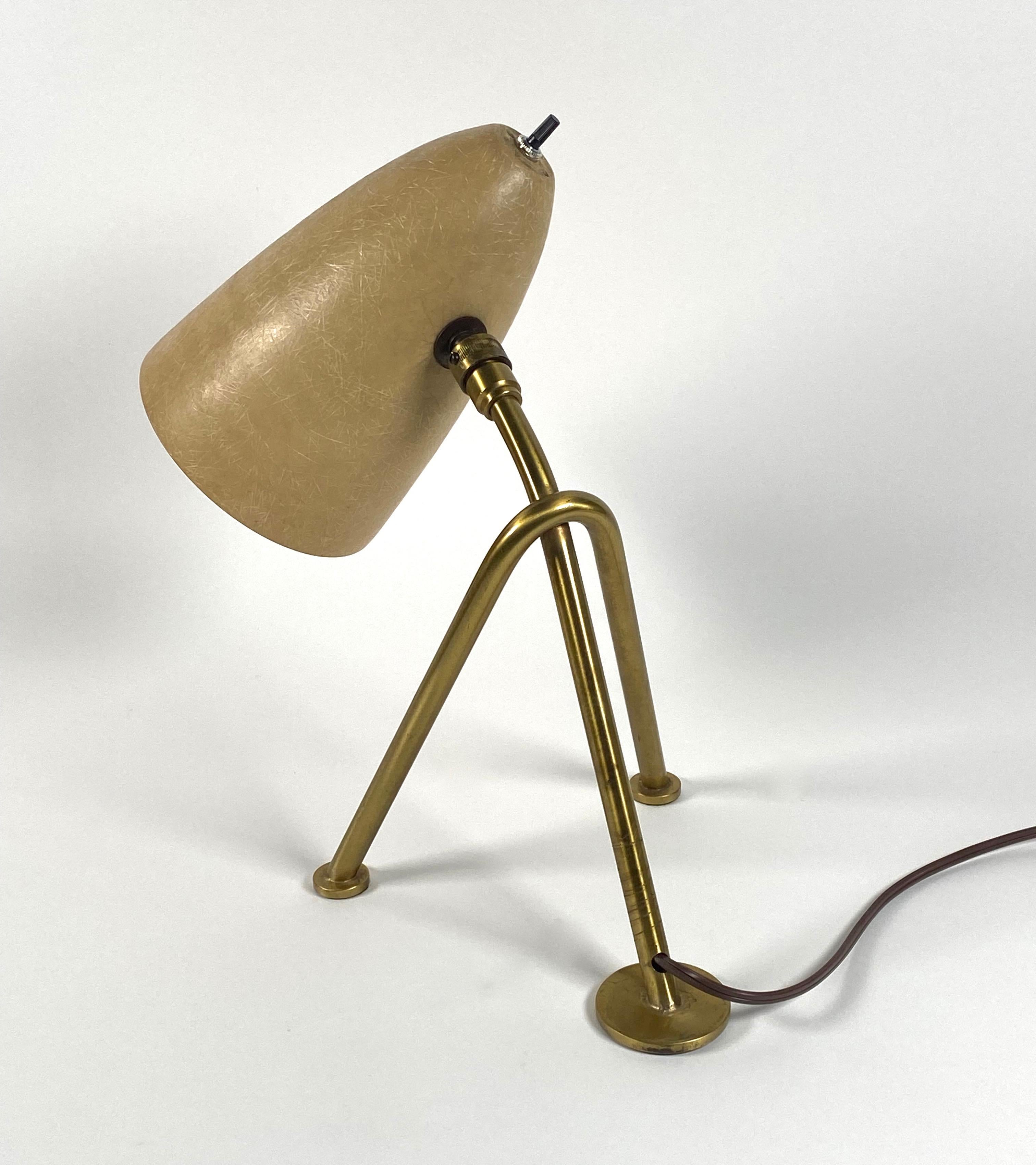 Américain Lampe de table Sauterelle en fibre de verre et laiton des années 1950