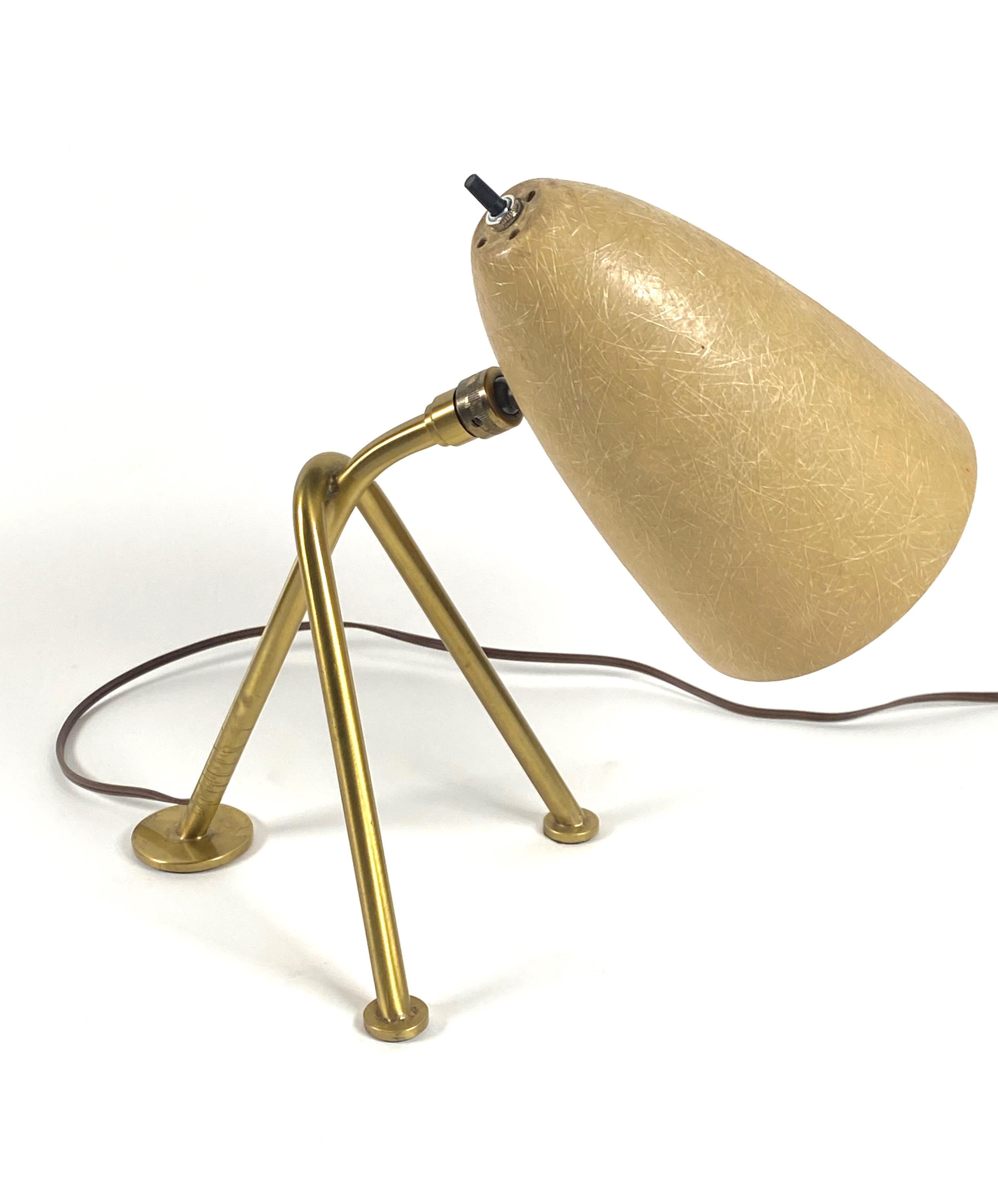 Fait main Lampe de table Sauterelle en fibre de verre et laiton des années 1950