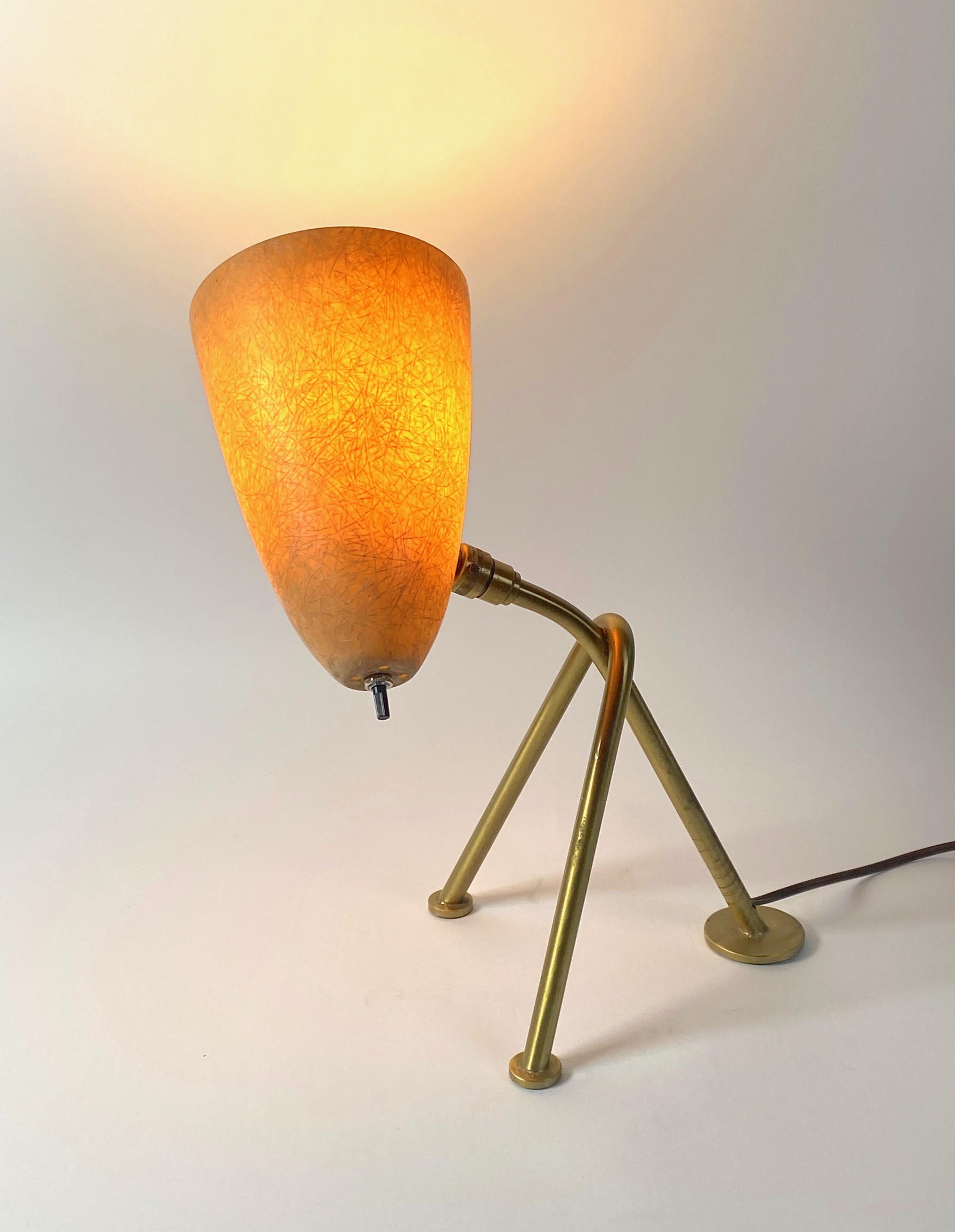 1950s Fiberglass & Brass Grasshopper Table Lamp In Good Condition For Sale In Oakland, CA