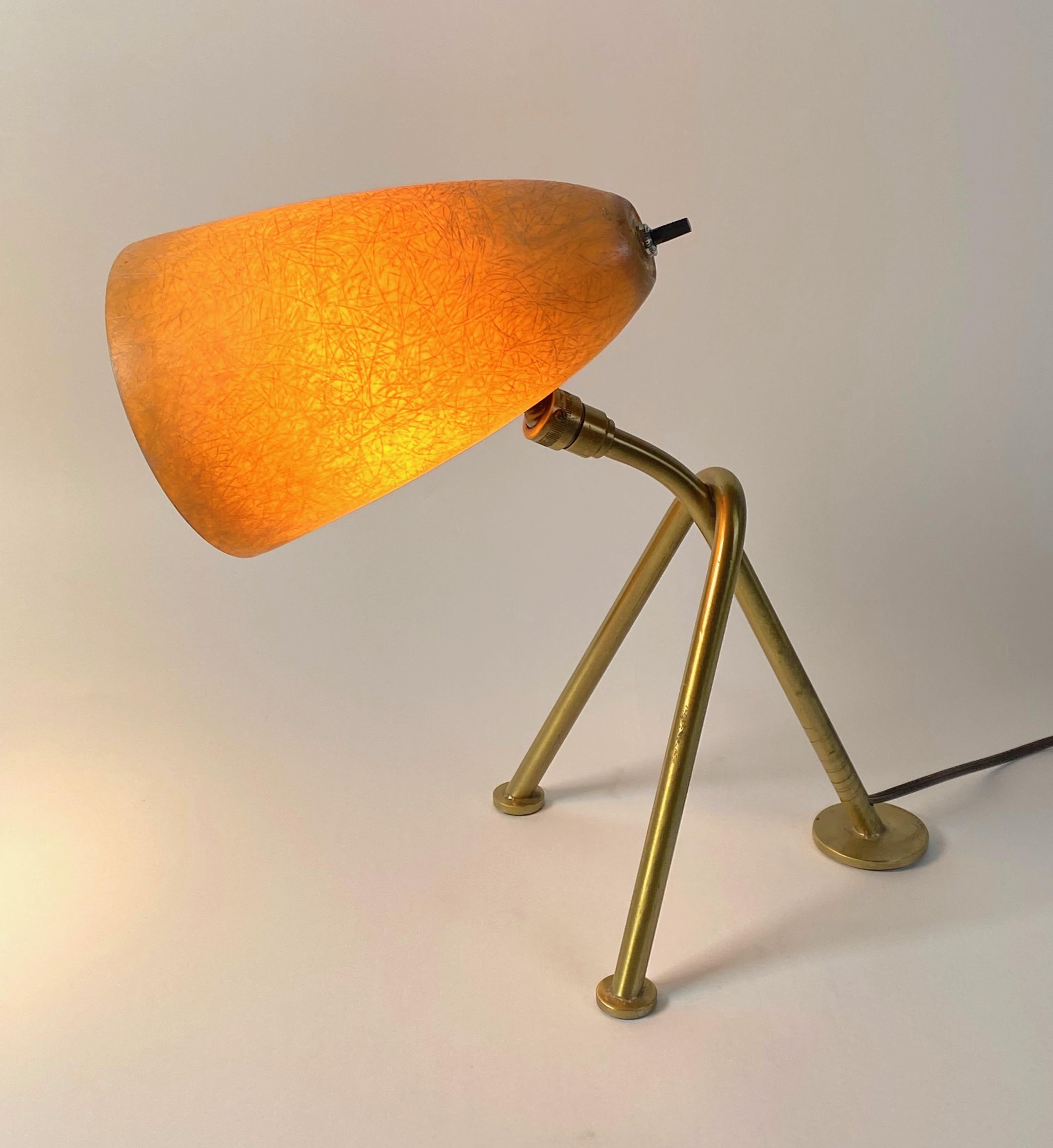 Milieu du XXe siècle Lampe de table Sauterelle en fibre de verre et laiton des années 1950
