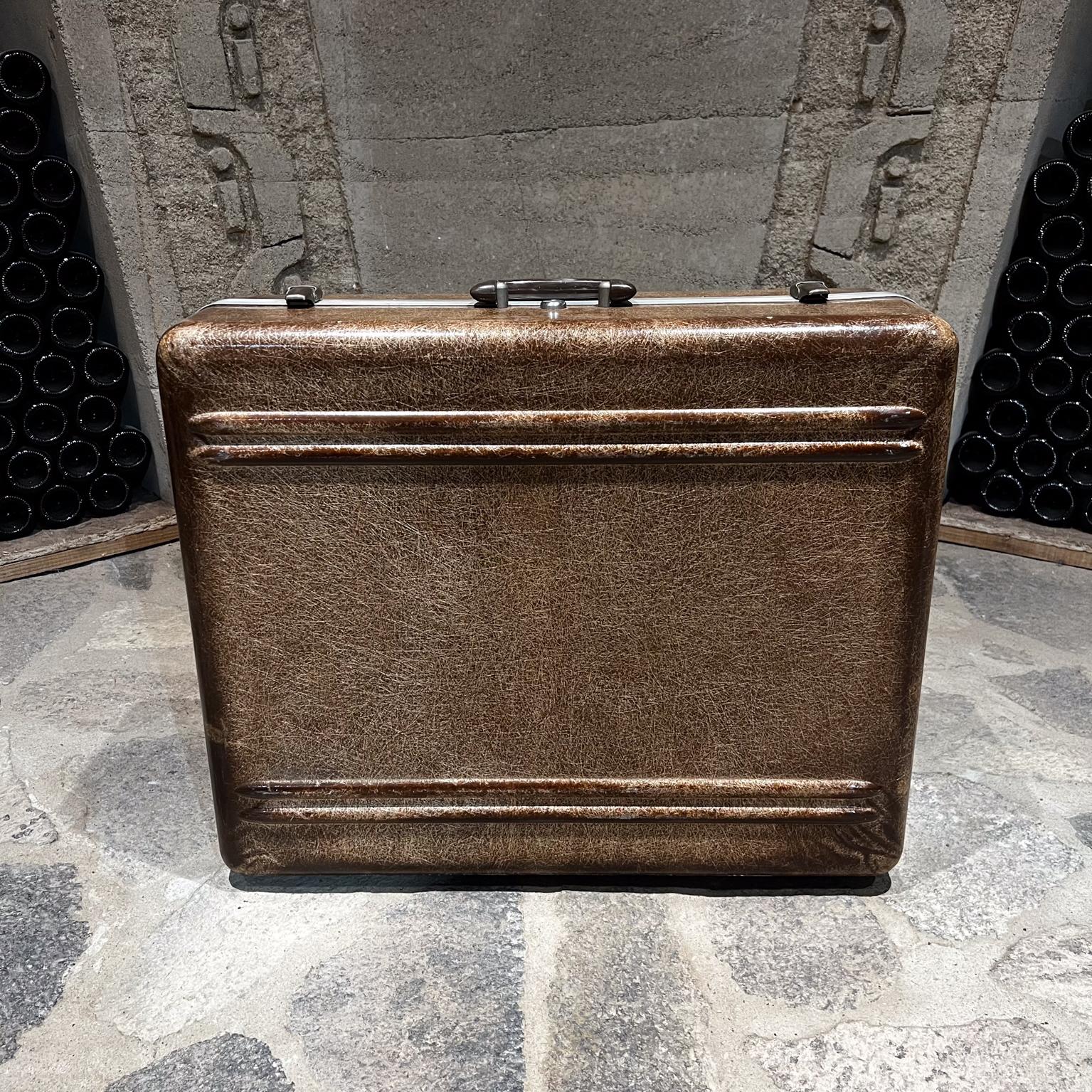 1950s Classic Fiberglass Luggage Brown Suitcase Hardshell
maker Koch of California
20.5 tall x 24.5 w x 8.5 d
Preowned vintage unrestored used condition
See all images provided.
