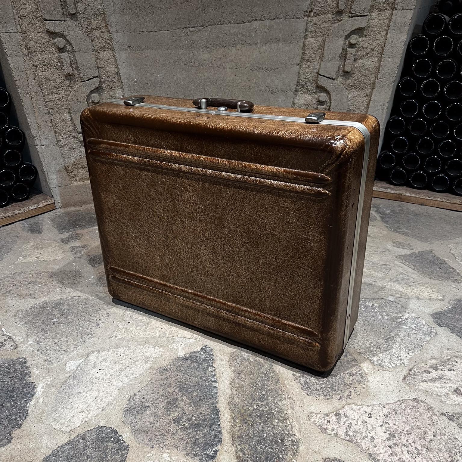 1950s Fiberglass Luggage Brown Suitcase Hardshell Koch of California In Good Condition In Chula Vista, CA
