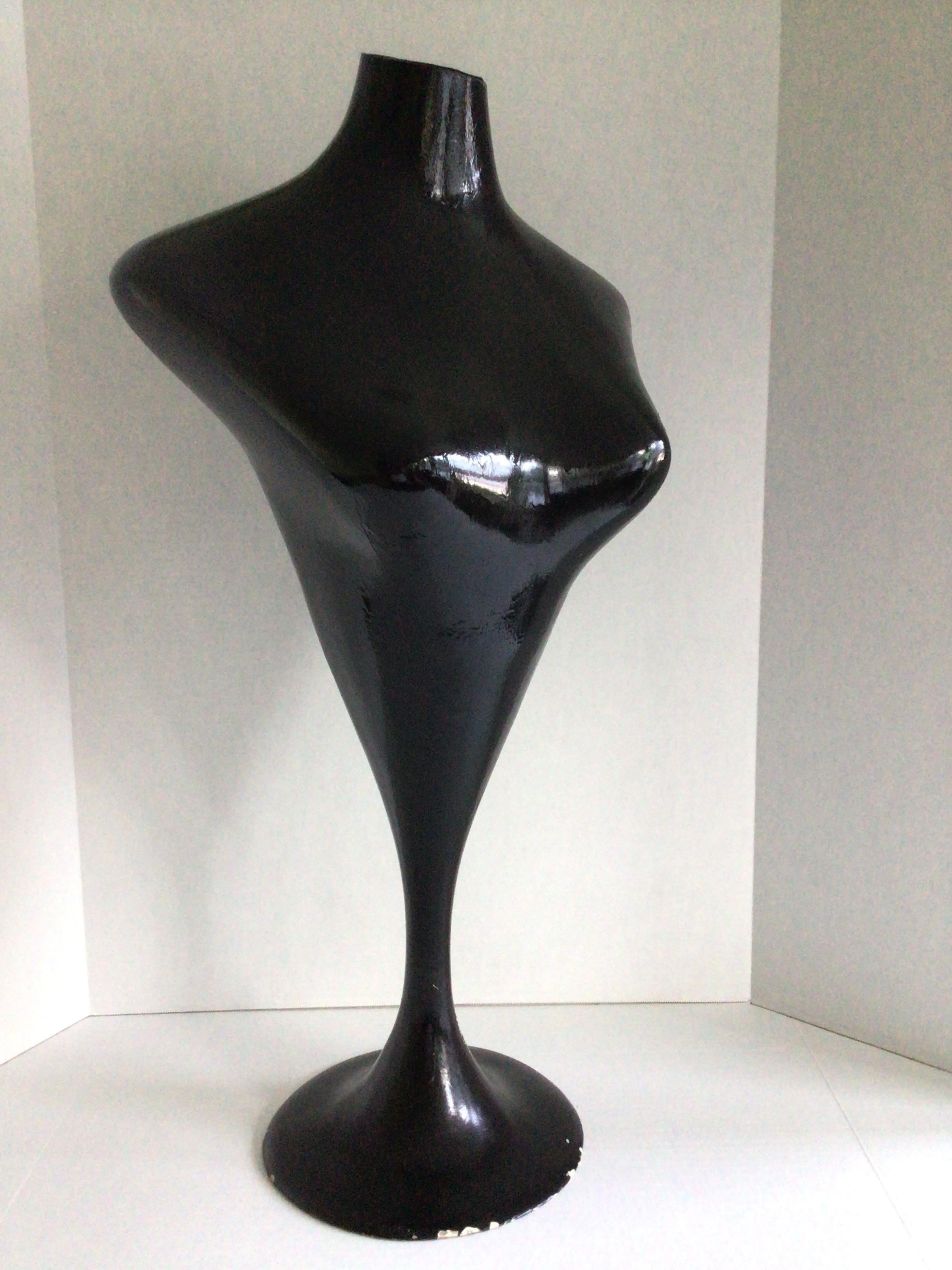 Scultura o portagioie con torso stilizzato in fibra di vetro del 1950
Mancano diversi pezzi di nero (coerentemente con l'età di questo pezzo)
