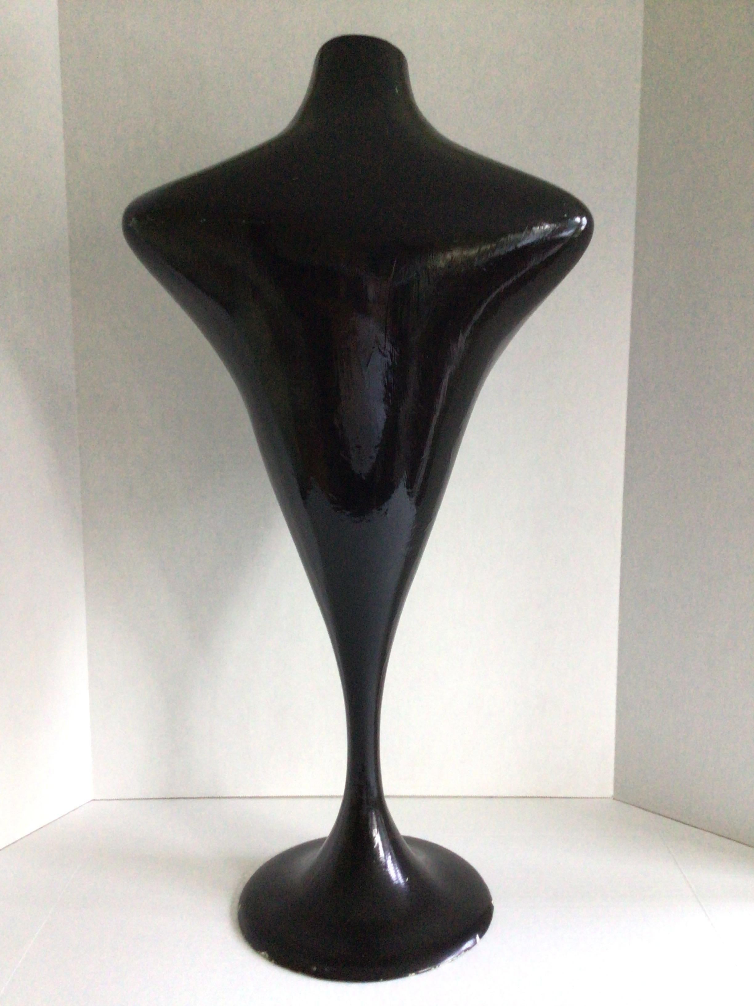 Metà XX secolo Scultura di torso stilizzato in fibra di vetro degli anni '50 in vendita