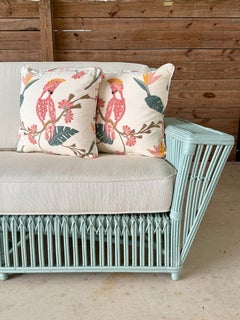 Canapé présidentiel en rotin laqué Ficks Reed des années 50, tapissé sur mesure