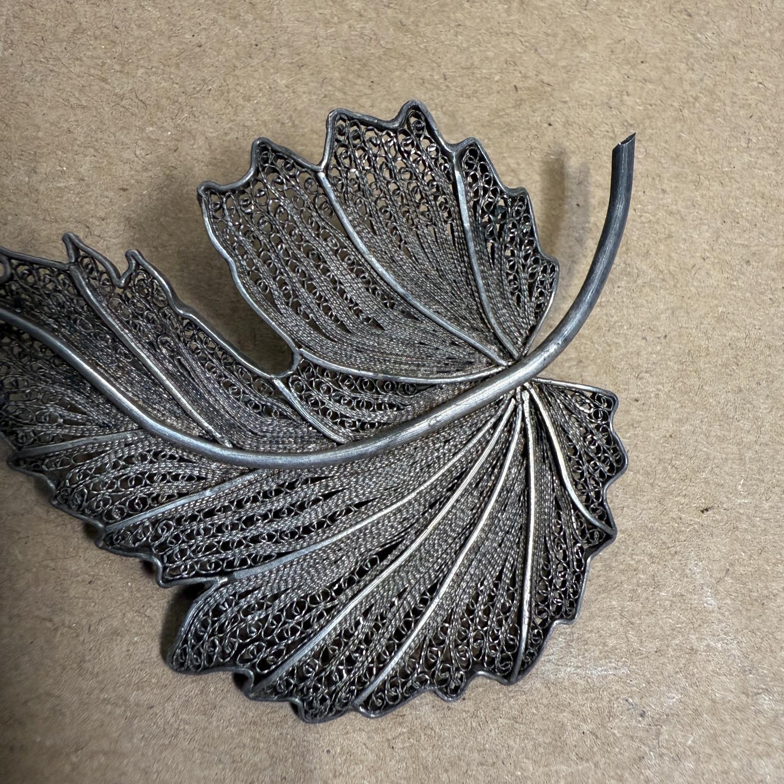 1950s Filigree Fine Spun Sterling Silver Leaf Brooch In Good Condition For Sale In Chula Vista, CA