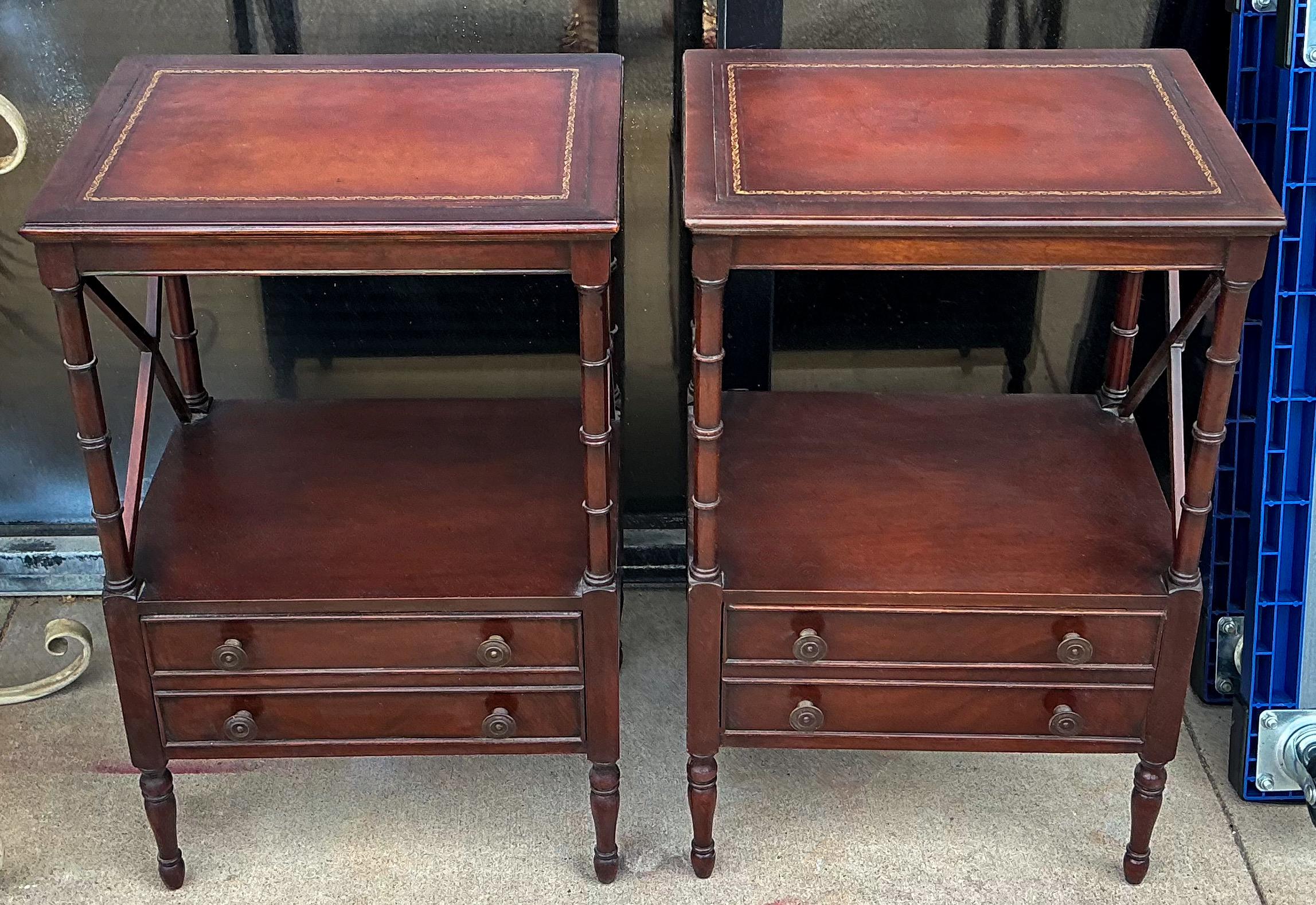 Se trata de un par de mesas auxiliares con tapa de cuero de estilo regencia, fabricadas por Fine Furniture en Grand Rapids, Michigan. Los marcos son de caoba tallada con un detalle intemporal de marco en X. También hay un único cajón. I ¡buen tamaño