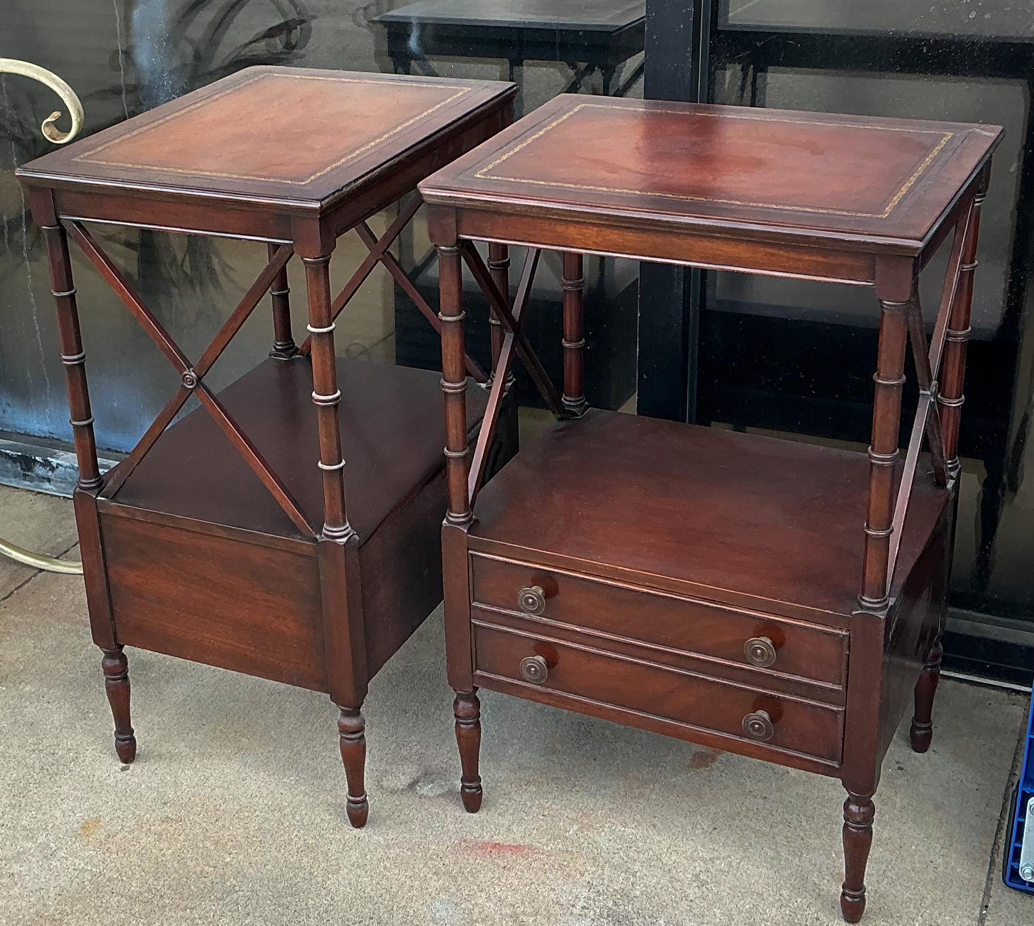 Mesas auxiliares de caoba y cuero estampado estilo Regencia de los años 50 -Pareja siglo XX en venta