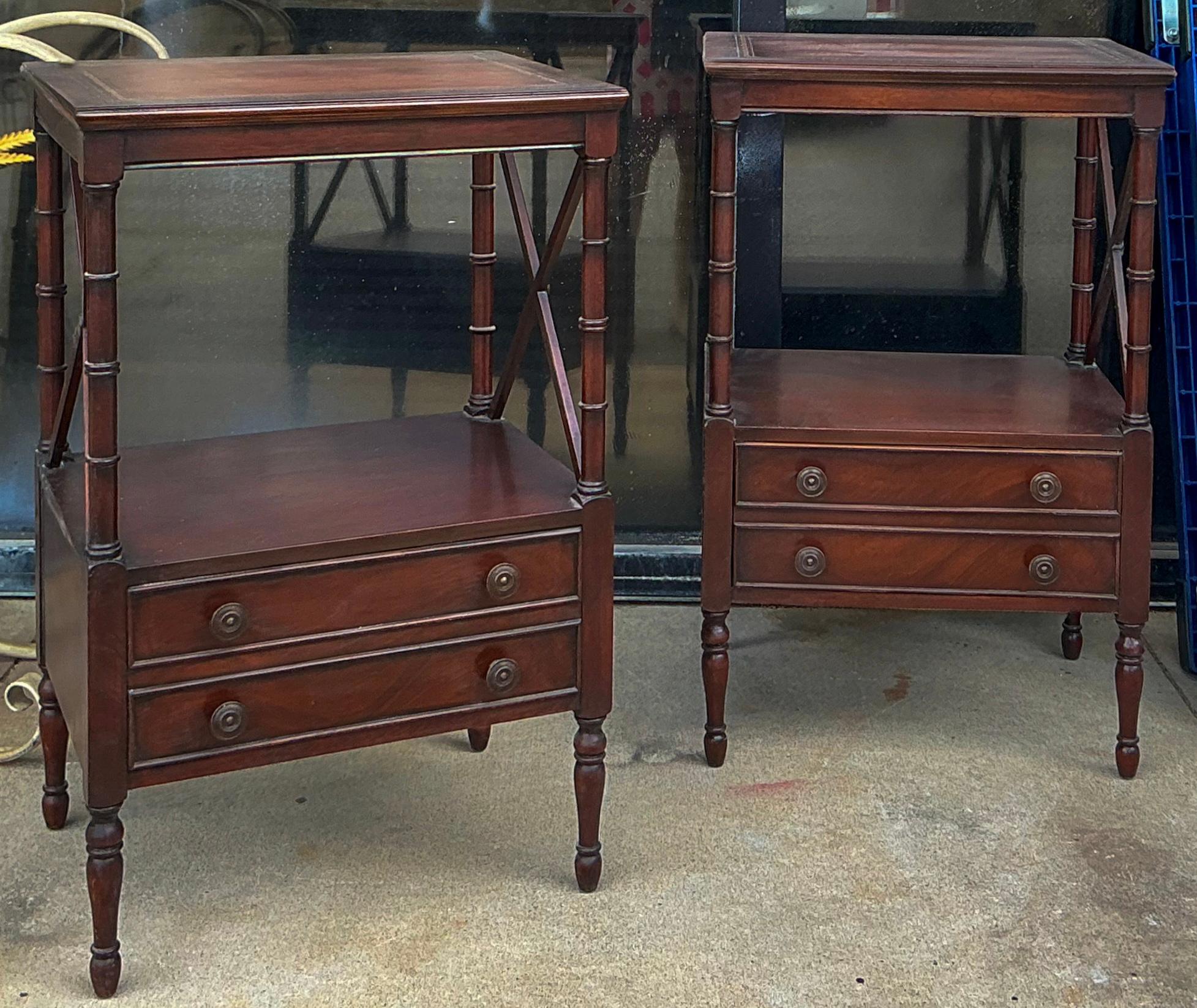 Mesas auxiliares de caoba y cuero estampado estilo Regencia de los años 50 -Pareja en venta 1