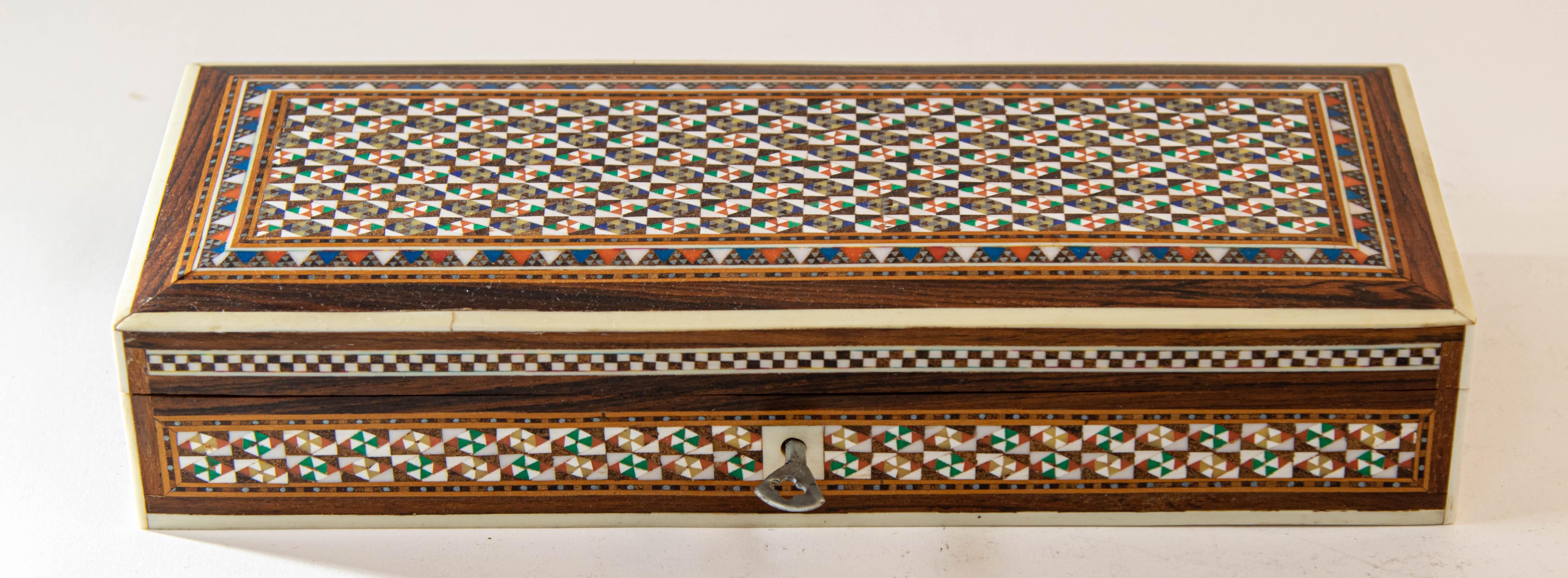 Moorish 1950s Fine Handcrafted Syrian Mother-of-Pearl Inlay Box