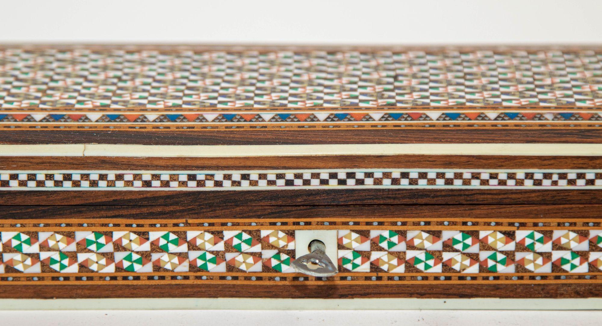 1950s Fine Handcrafted Syrian Mother-of-Pearl Inlay Box In Good Condition In North Hollywood, CA