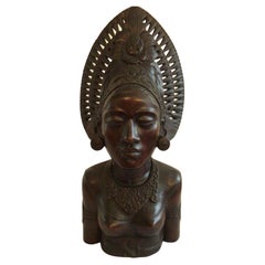 Statue de femme thaïlandaise en bois finement sculptée des années 1950