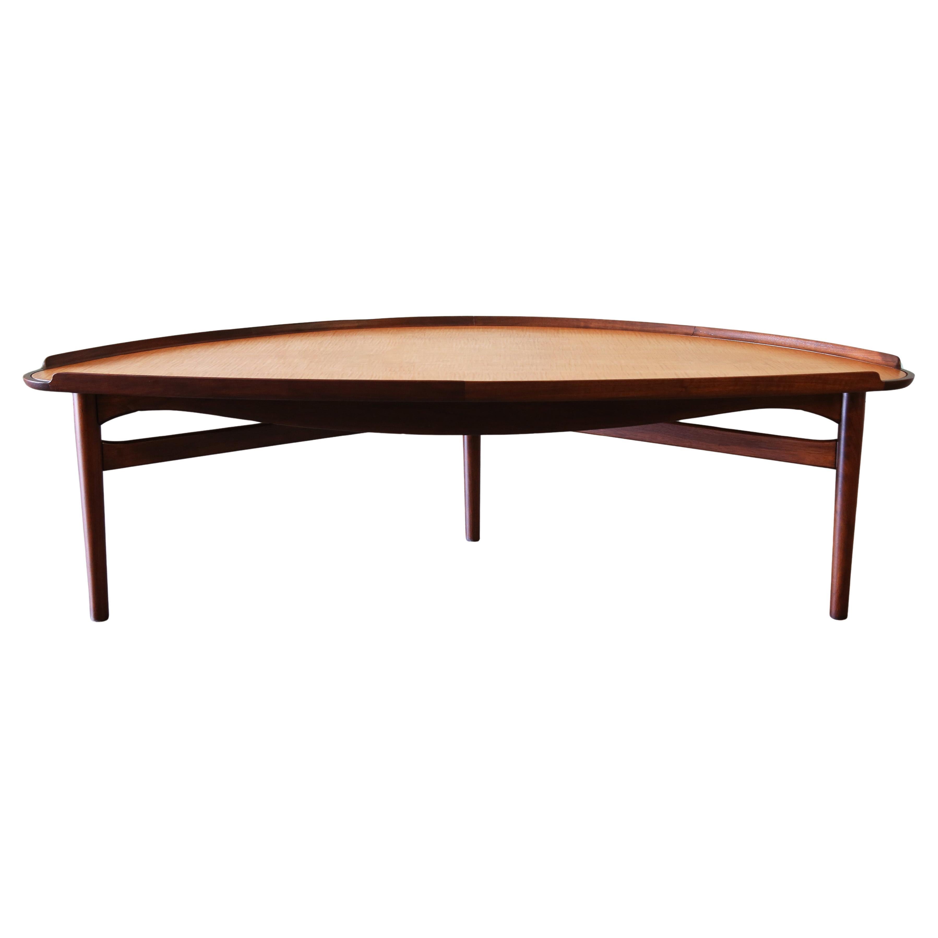 1950 Finn Juhl para Baker Coffee Cocktail Table Abedul y nogal bicolor en venta