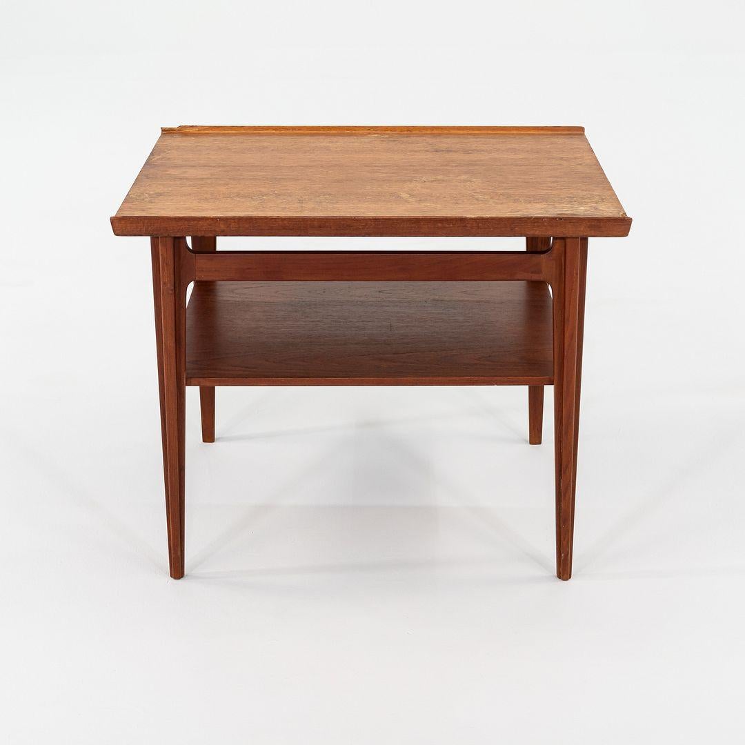 Il s'agit d'une table d'appoint en teck massif, conçue par Finn Juhls pour France & Son en 1958. Cette pièce faisait partie de la série 500, qui comprenait plusieurs modèles de tables avec un rebord surélevé le long de deux des quatre côtés. La