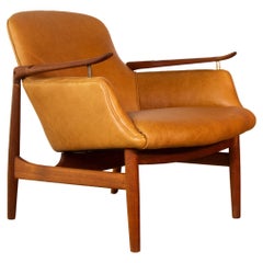 Fauteuil Finn Juhl NV53 des années 1950 en teck et cuir cognac Illums Bolighus