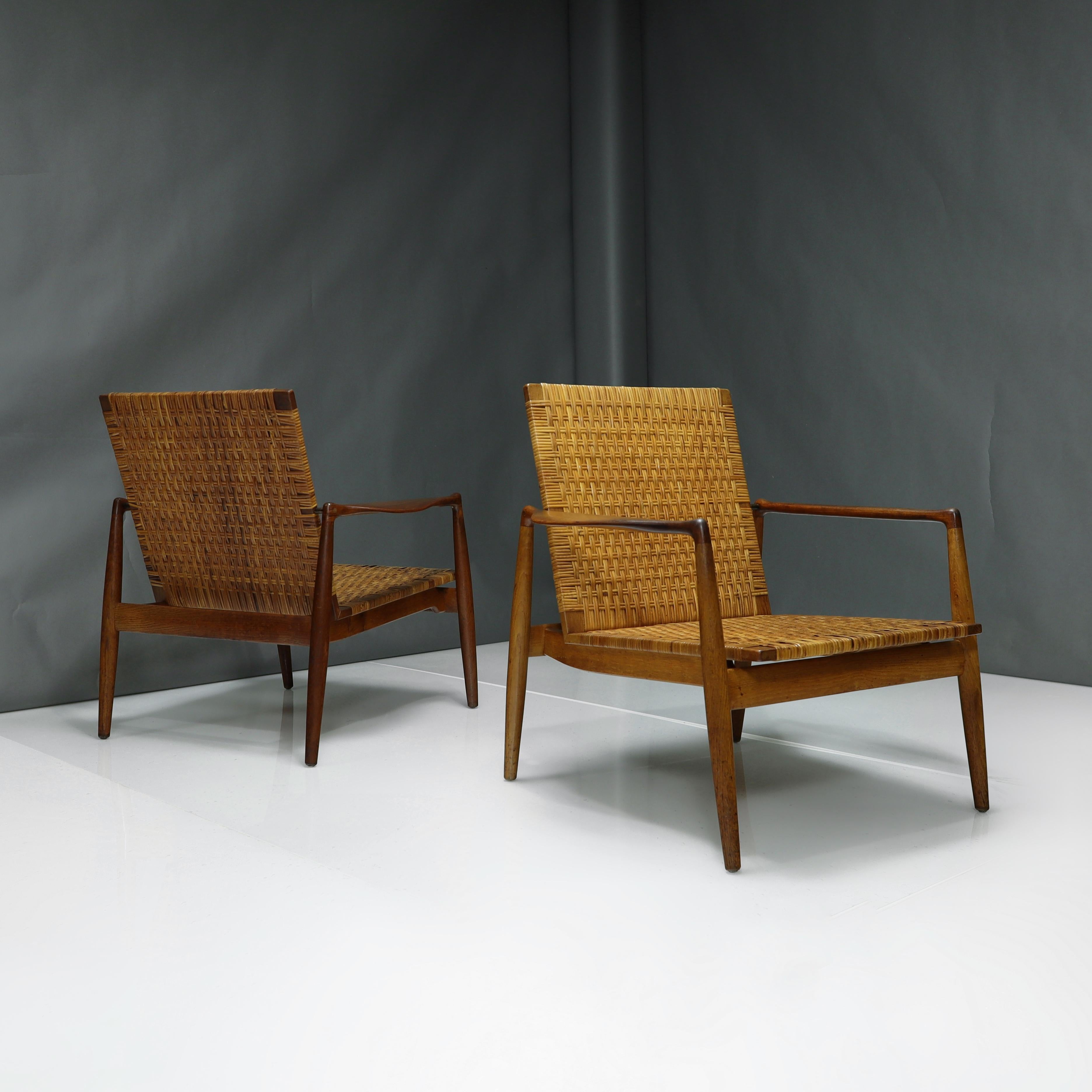 Poseer una pieza del legado de Finn Juhl es tener en las manos un fragmento de la historia moderna de mediados de siglo.

Poseer un par de sus raros sillones SW96 de los años 50, diseñados originalmente para Søren Willadsen, es algo