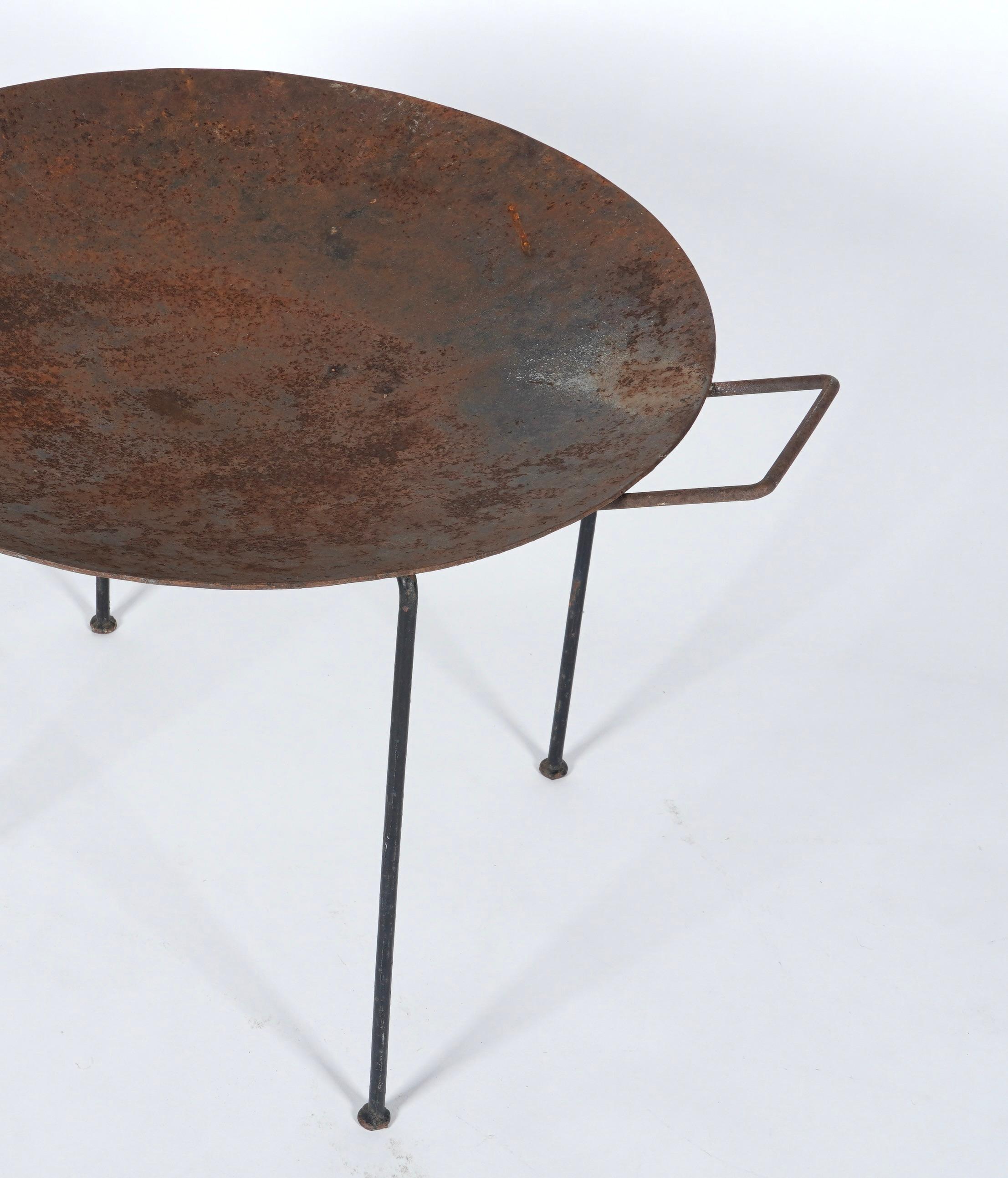 1950er Feuerstelle oder Catch All mit abnehmbarem Tablett mit Griffen (amerikanisch) im Angebot