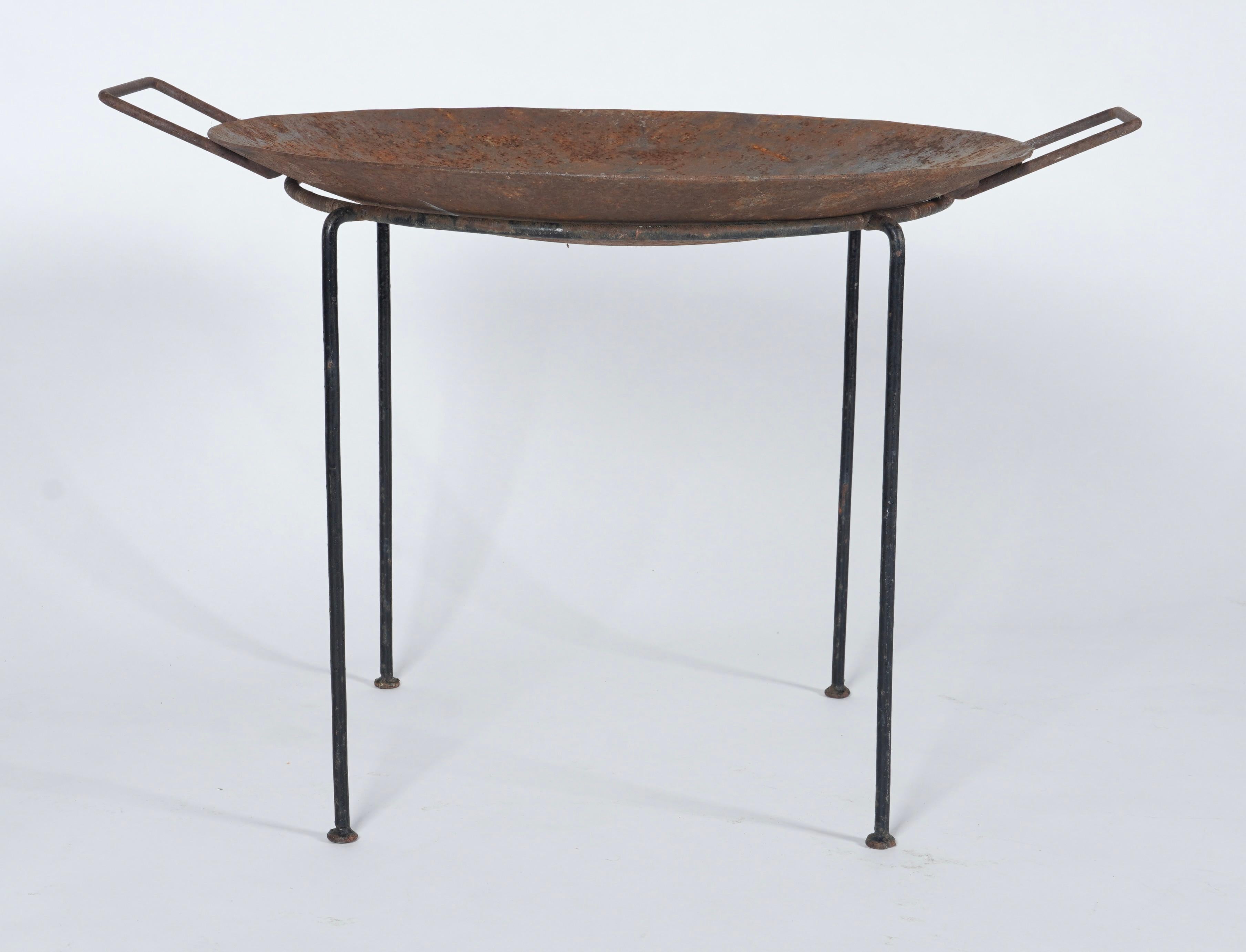 1950er Feuerstelle oder Catch All mit abnehmbarem Tablett mit Griffen (Geschweißt) im Angebot